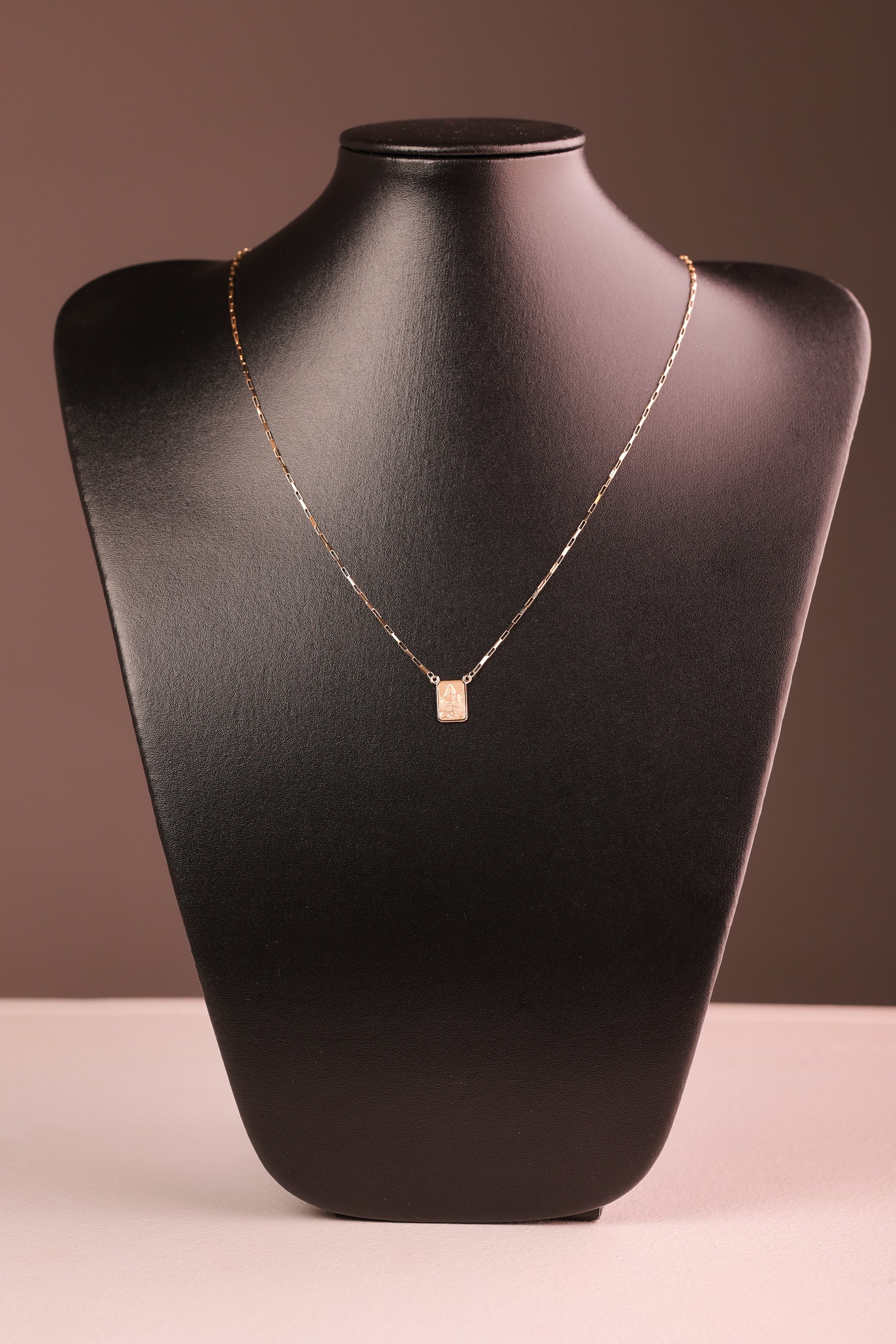 Escapulário Cartier Dupla Face em Ouro 18K – Joia Premium