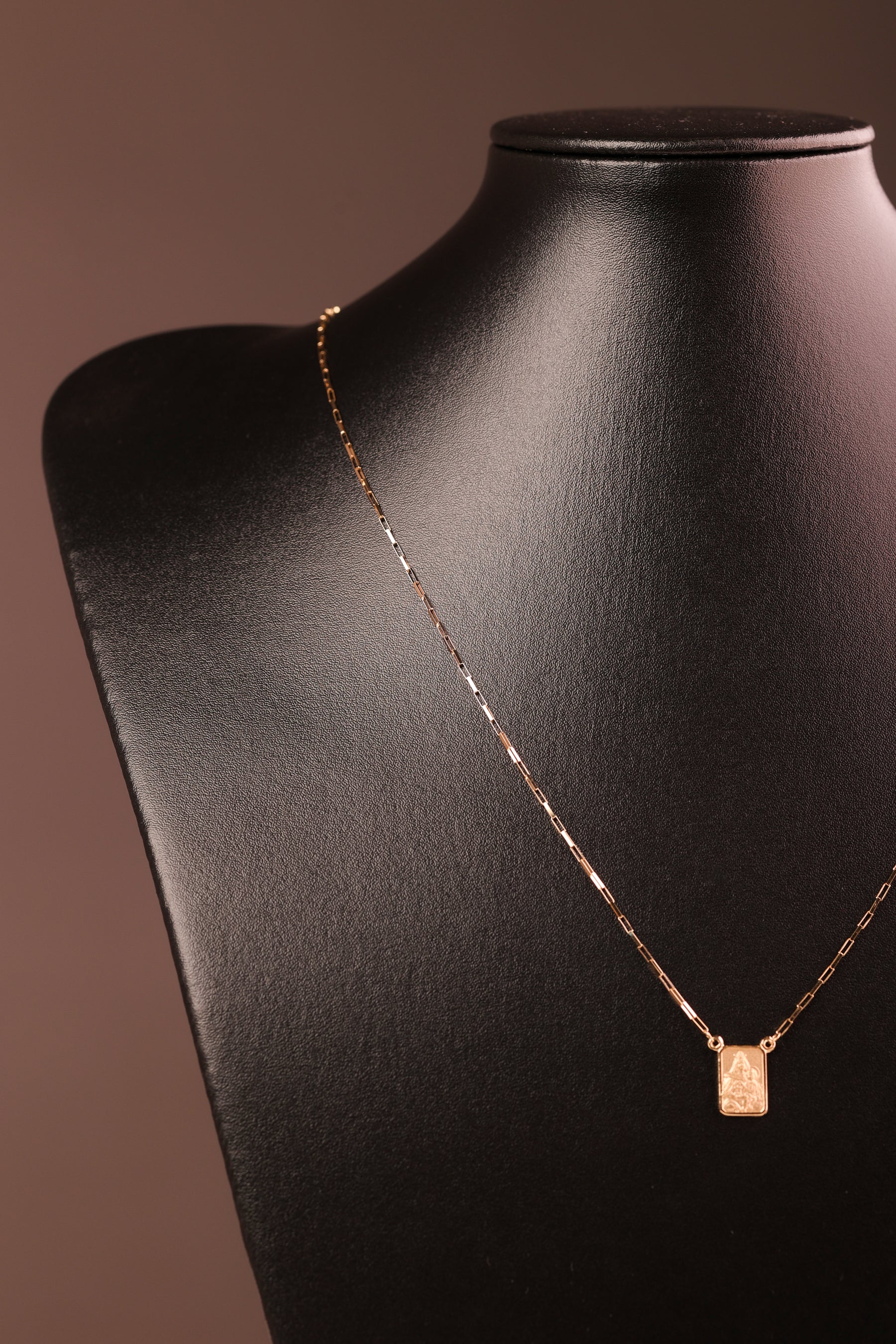 Escapulário Cartier Dupla Face em Ouro 18K – Joia Premium