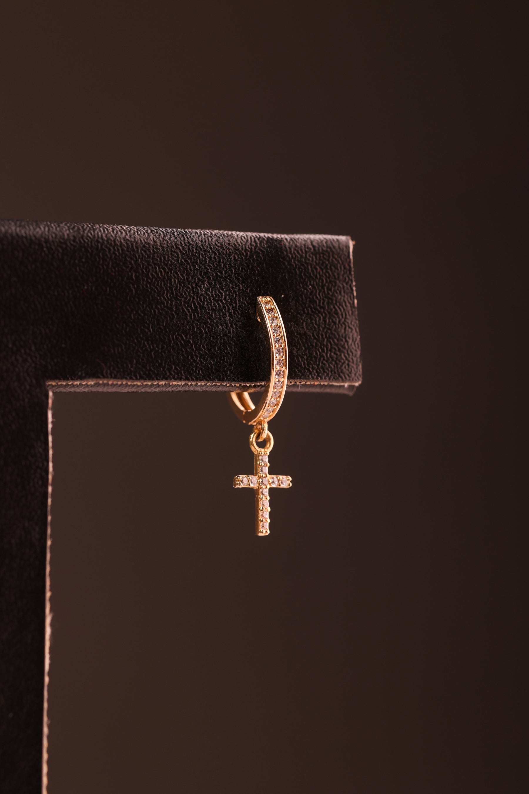 Pingente Argola com Cristais e Cruz Pendente em Ouro 18K