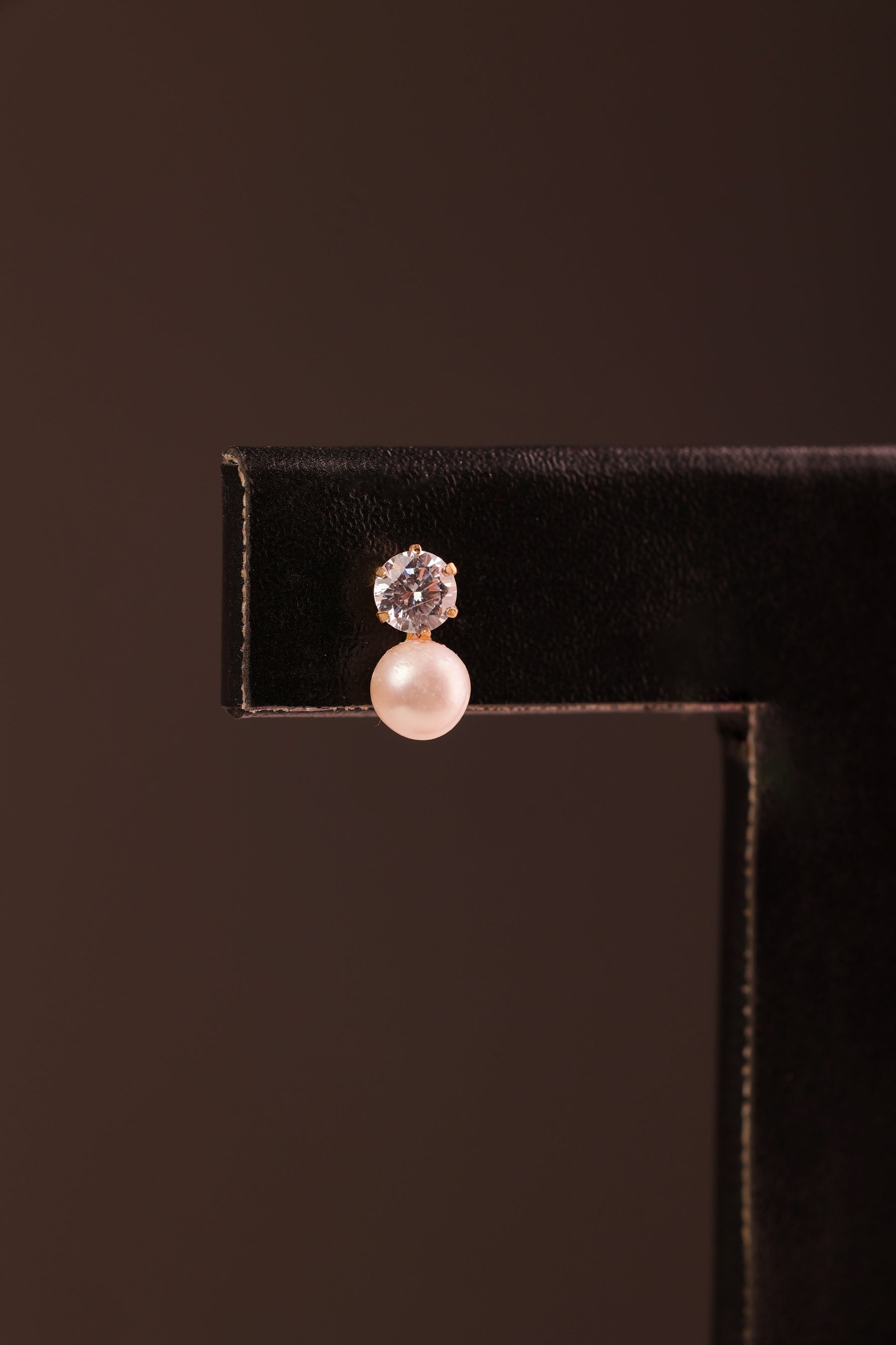 Brinco Cristal e Pérola 5 mm em Ouro 18K