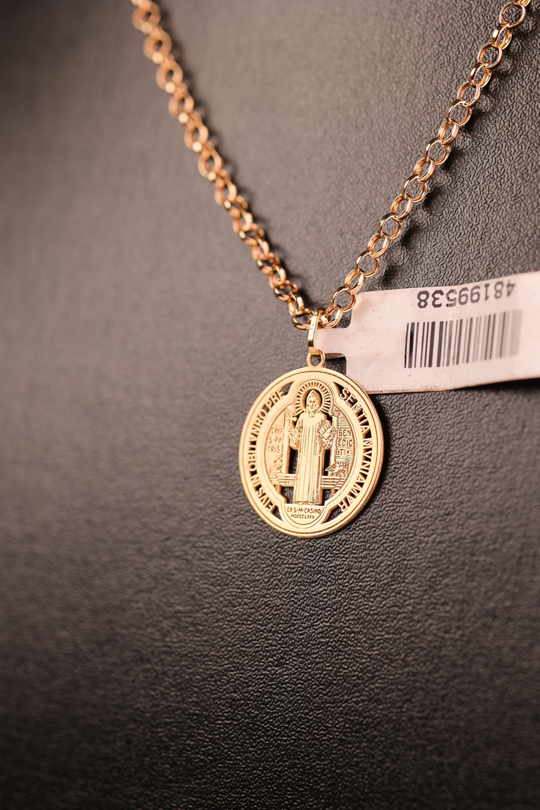Pingente São Bento Laser em Ouro 18K – Joia Religiosa