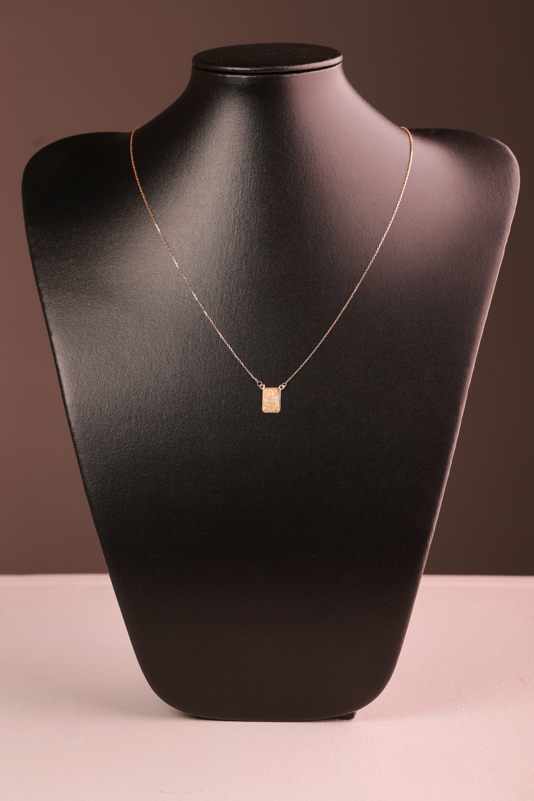 Escapulário Cartier Cadeado Face Única em Ouro 18K