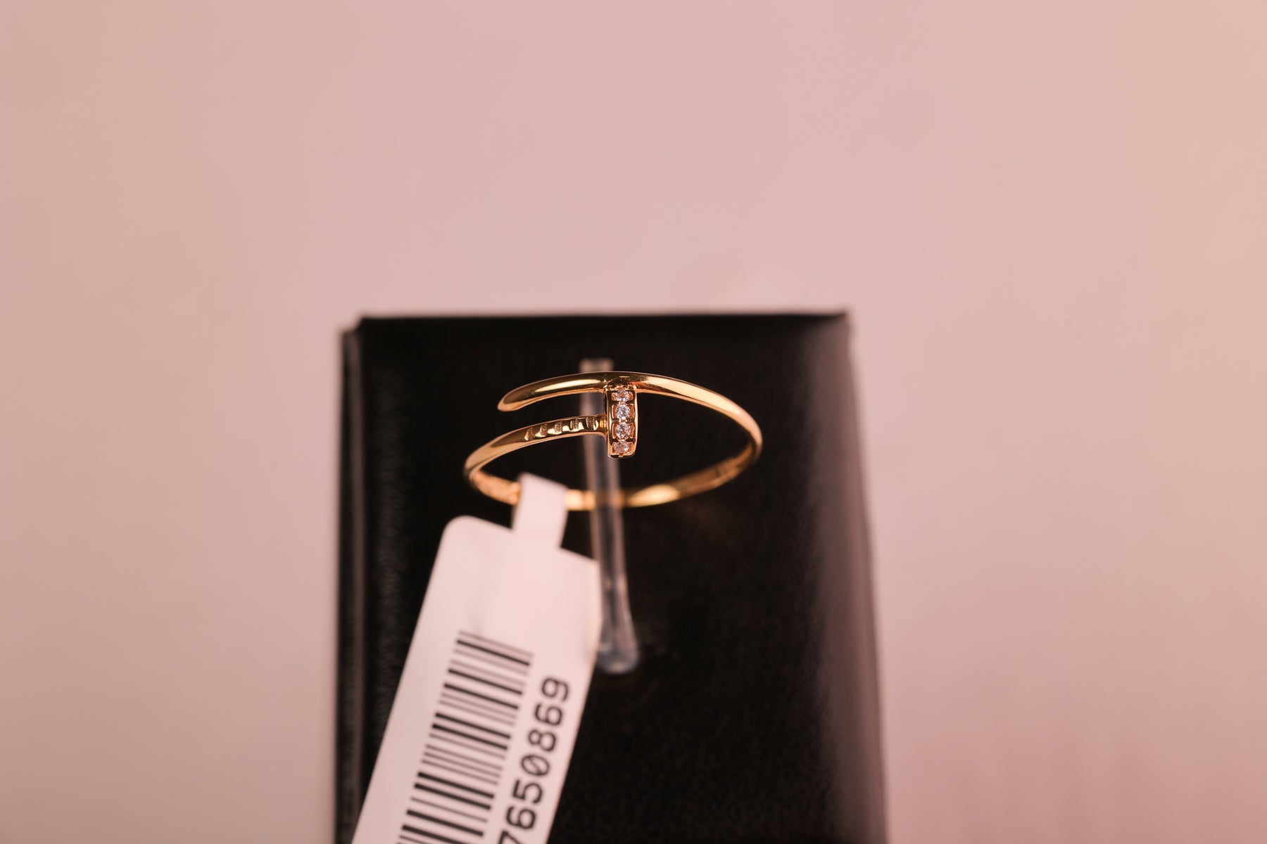 Anel Prego com Detalhes em Cristais em Ouro 18K