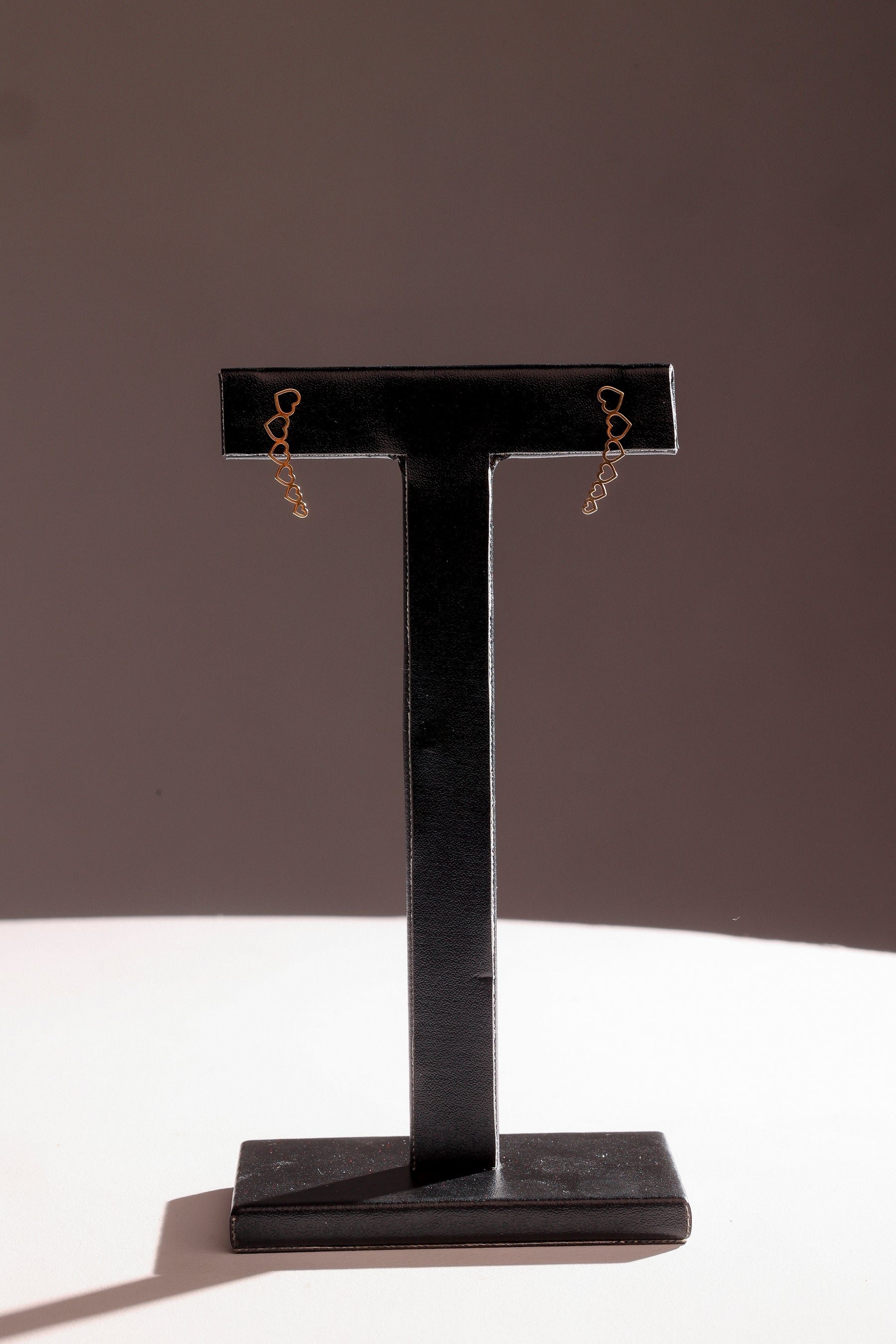 Brinco Corações Vazados Earcuff em Ouro 18K – Joia Premium