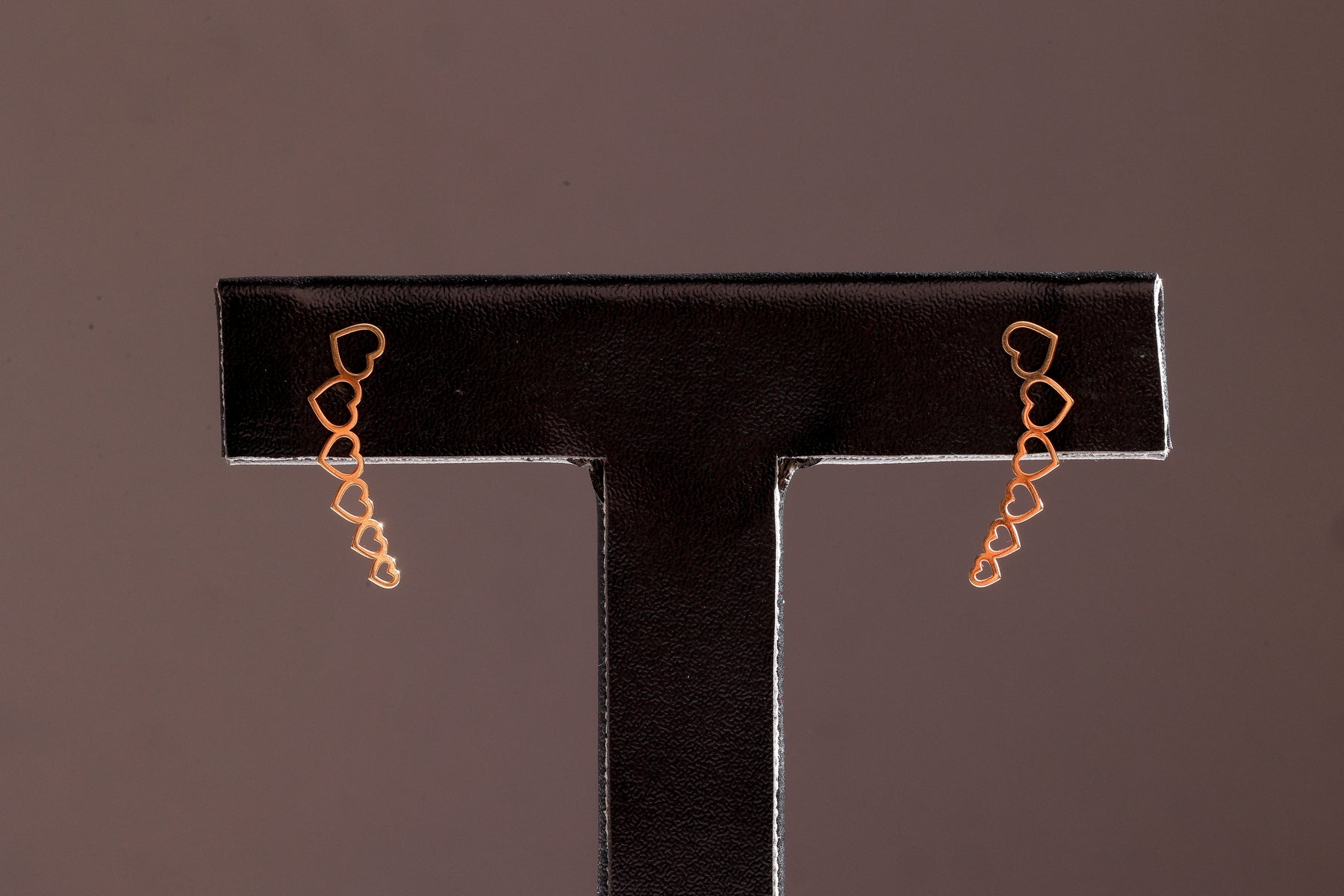 Brinco Corações Vazados Earcuff em Ouro 18K – Joia Premium