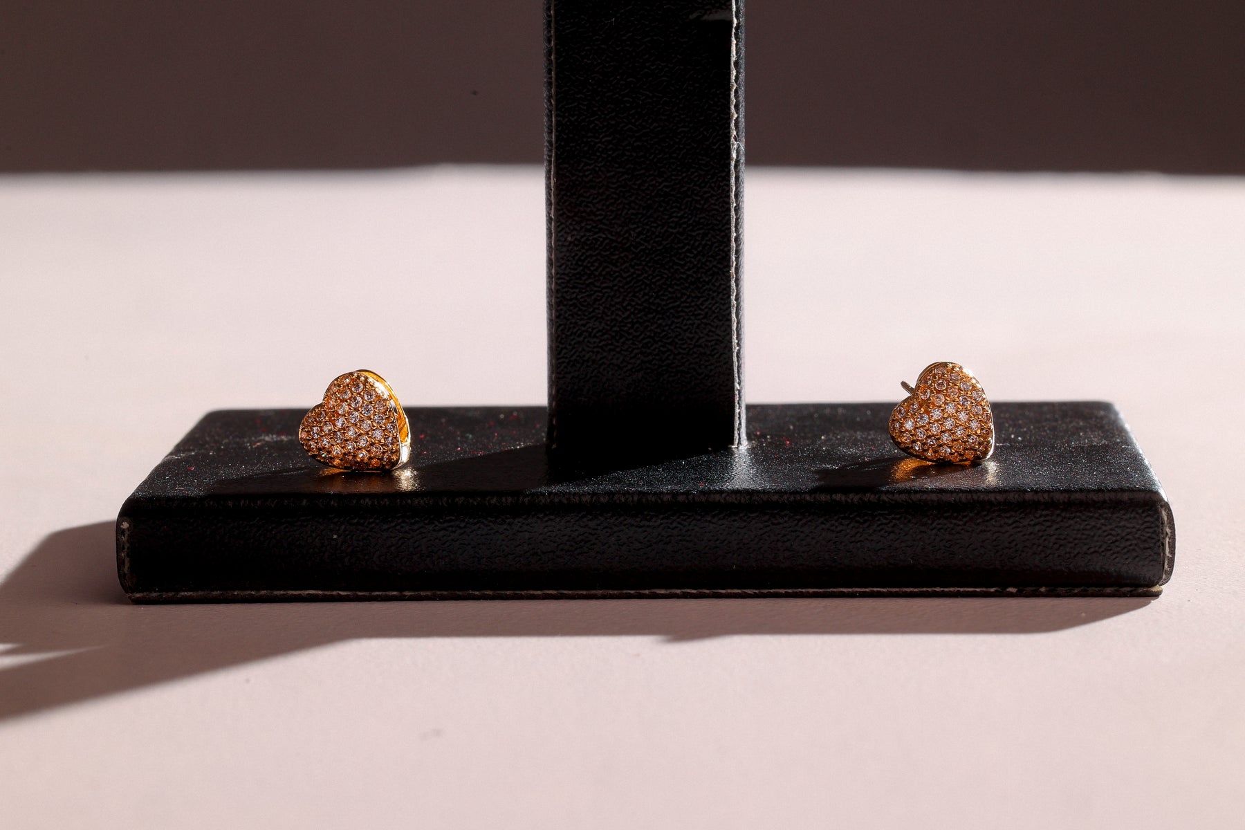 Brinco Coração com Cristais em Ouro 18K – Joia Premium 2,07 g