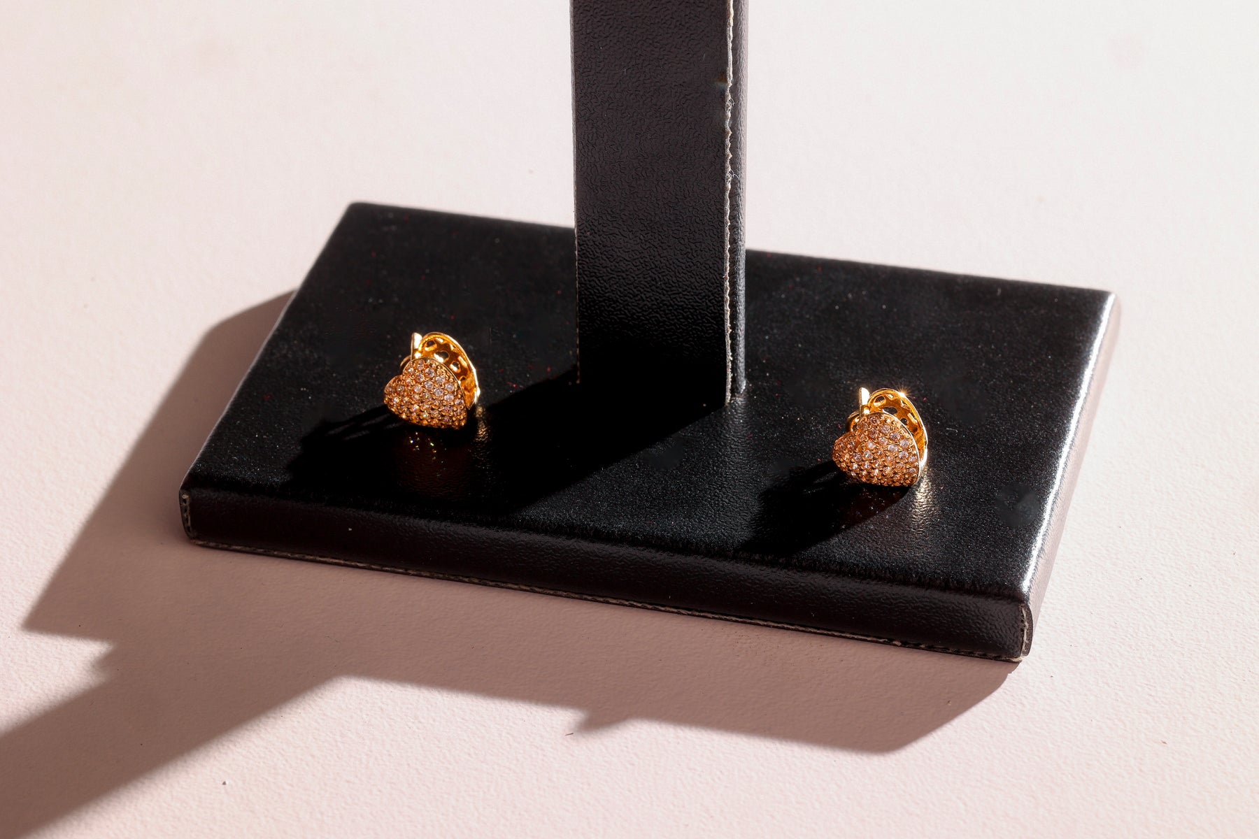 Brinco Coração com Cristais em Ouro 18K – Joia Premium 2,07 g