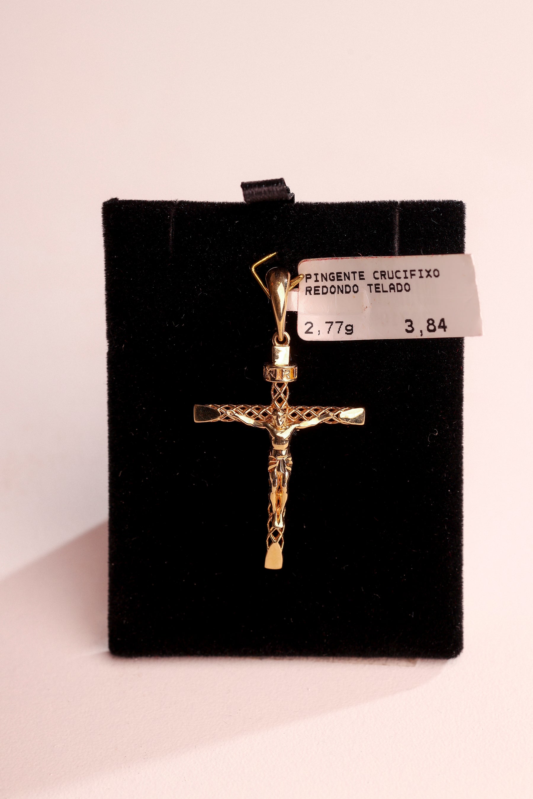 Pingente Crucifixo Redondo Telado em Ouro 18K – Joia Premium 2,77 g