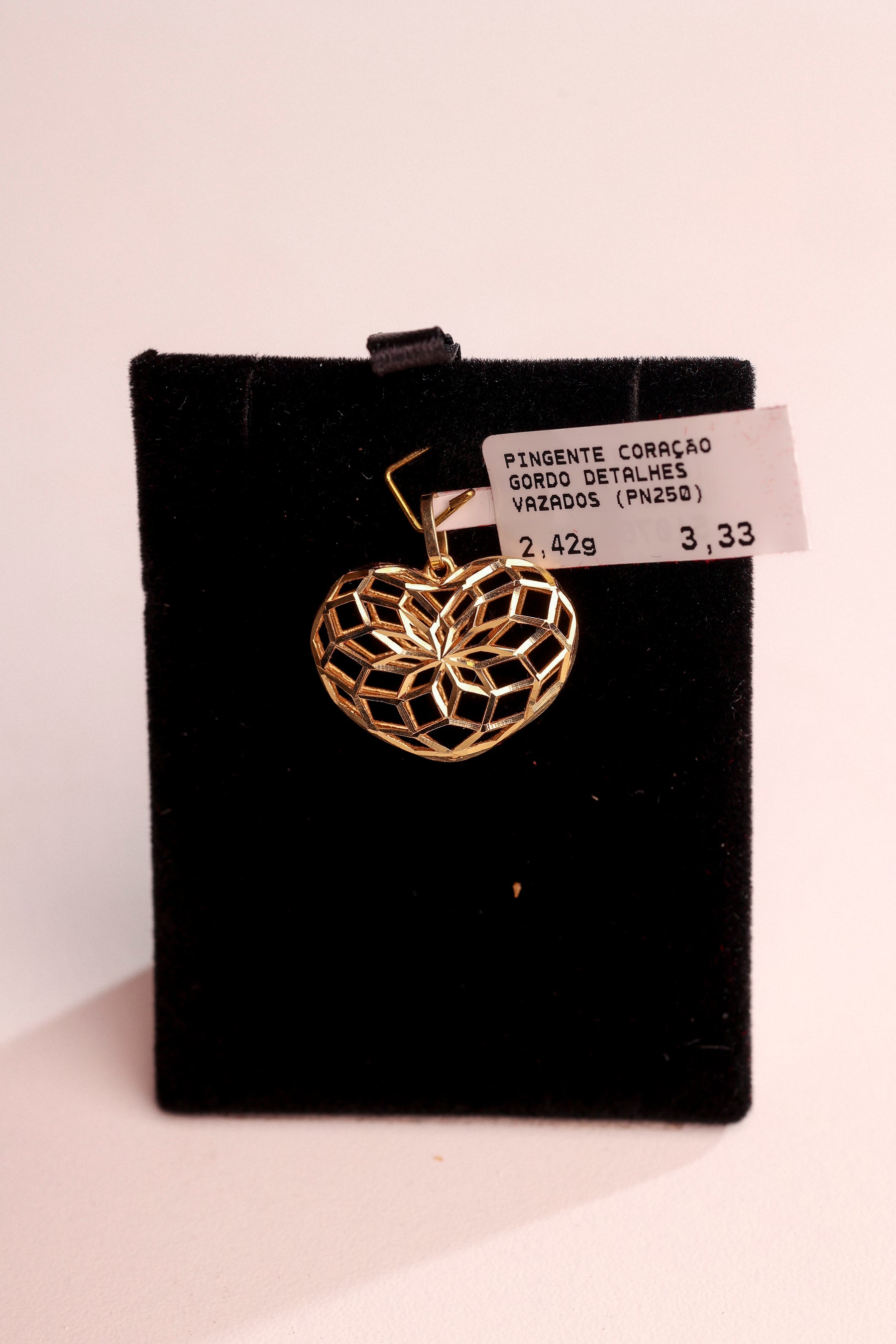 Pingente Coração com Detalhes Vazados em Ouro 18K – Joia Premium 2,42 g