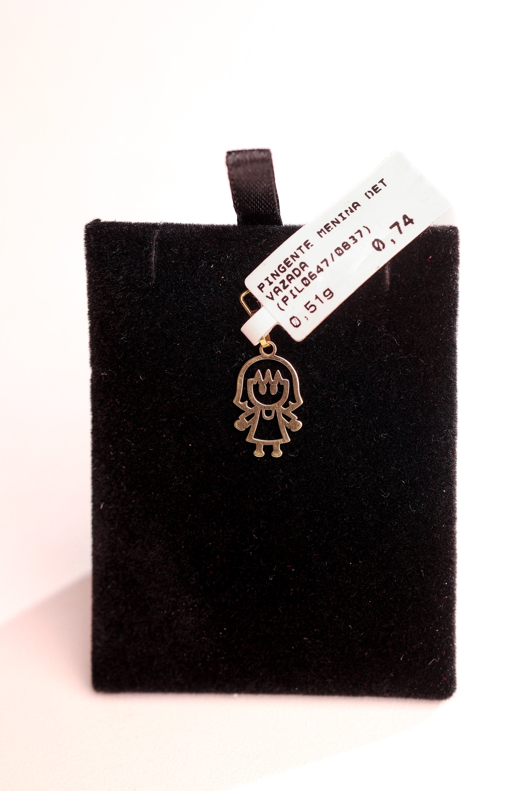 Pingente Menina com Detalhes Vazados em Ouro 18K – Joia Premium 0,51 g