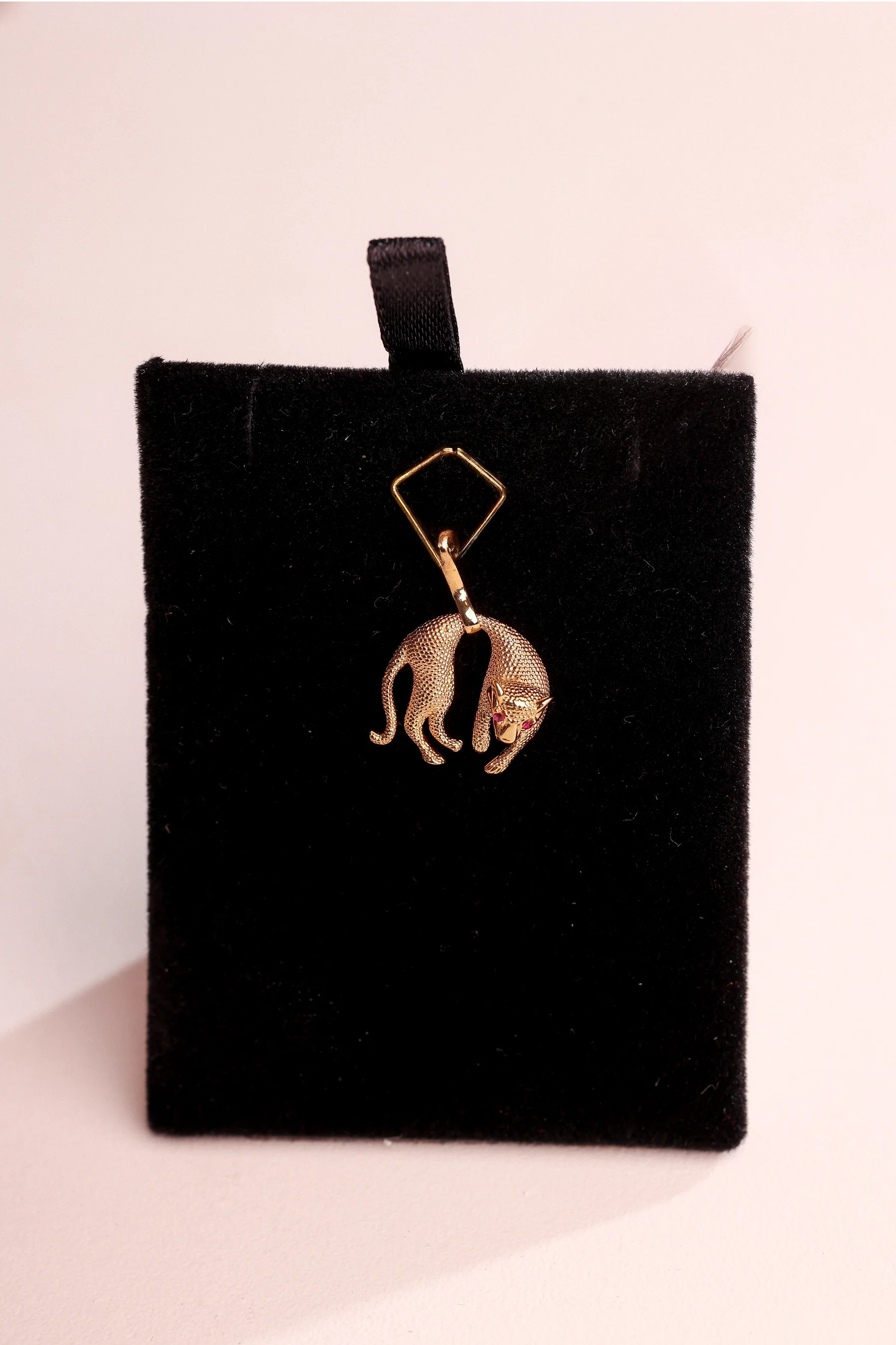 Pingente Pantera com Detalhes em Ouro 18K – Joia Premium 2,36 g