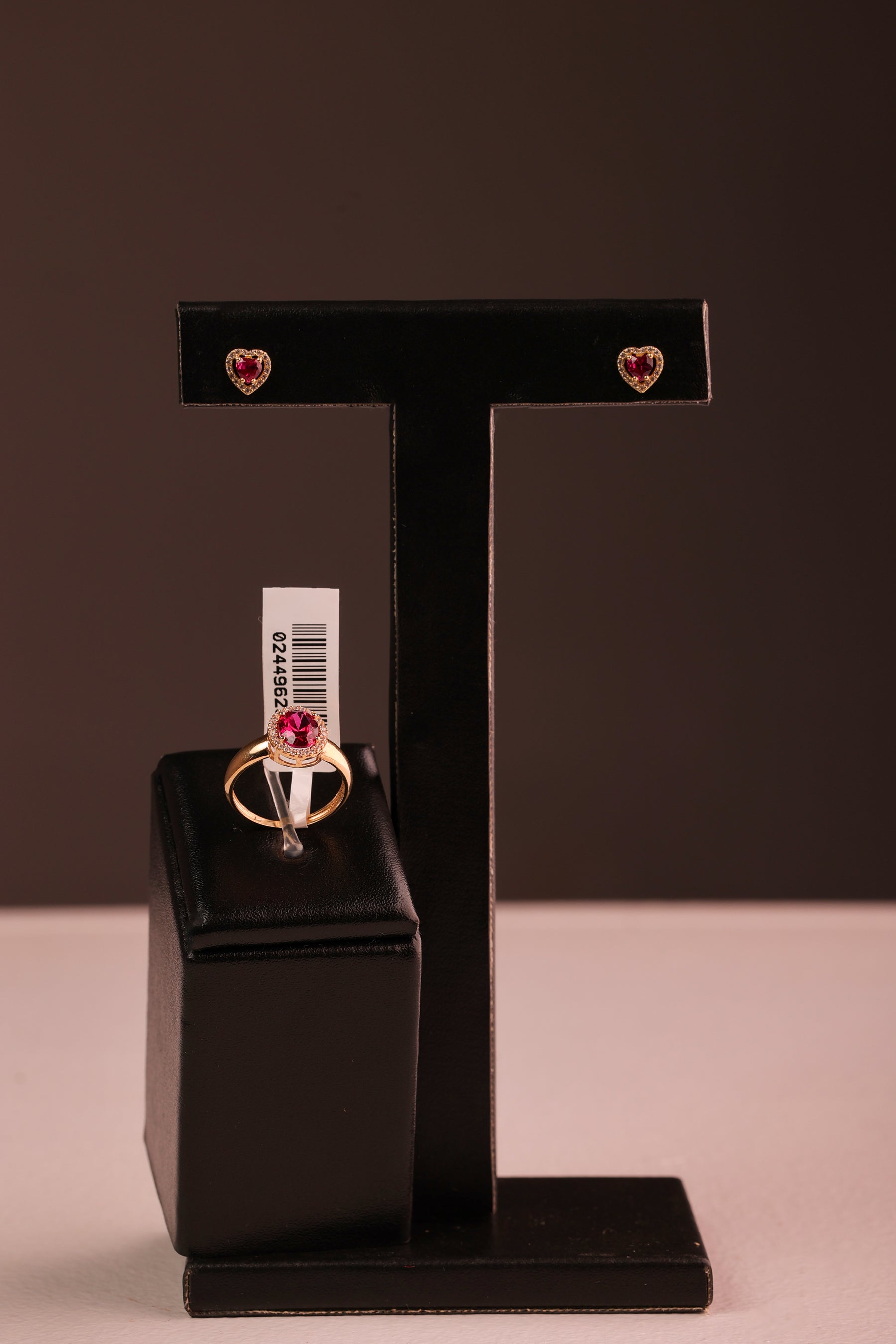 Brinco Coração com Cristal Vermelho e Laterais em Ouro 18K