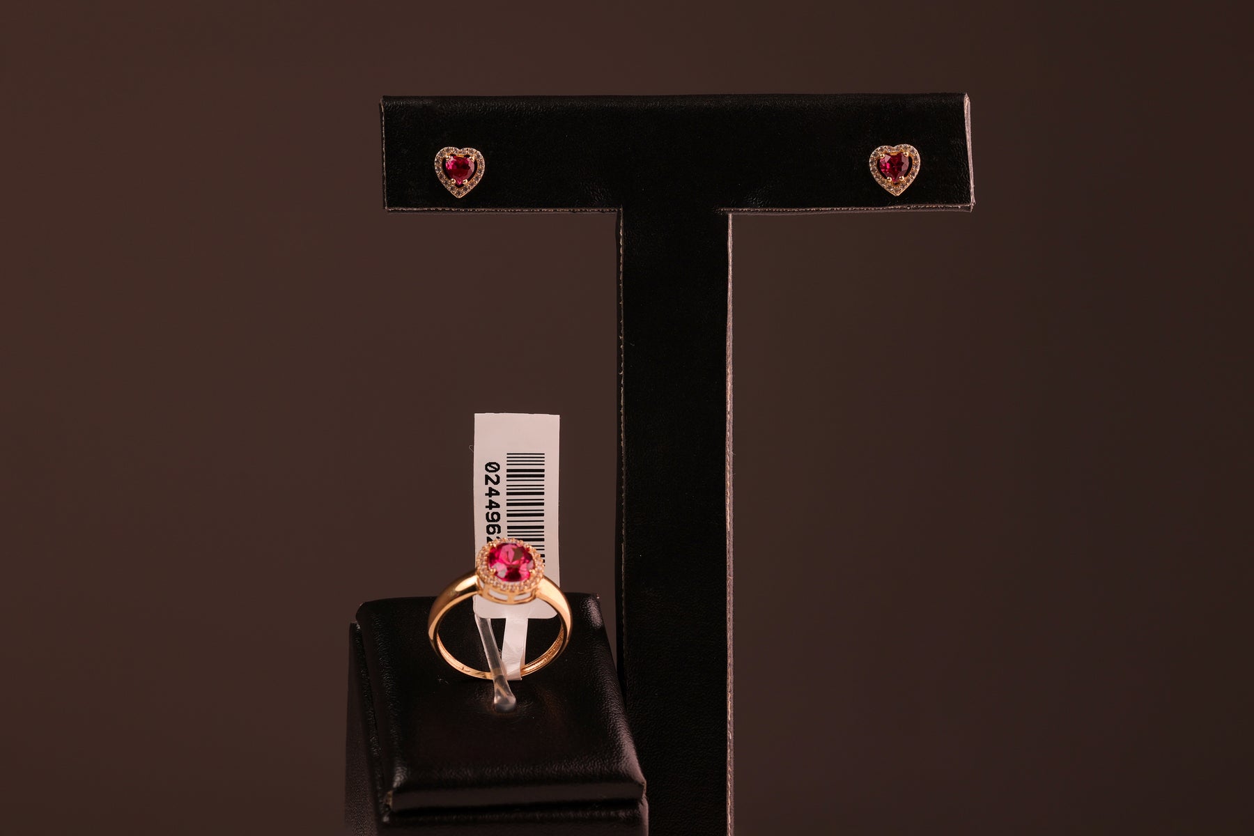 Anel de Formatura com Cristal Vermelho e Cristais N17 em Ouro 18K
