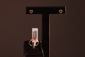 Anel de Formatura com Cristal Vermelho e Cristais N17 em Ouro 18K