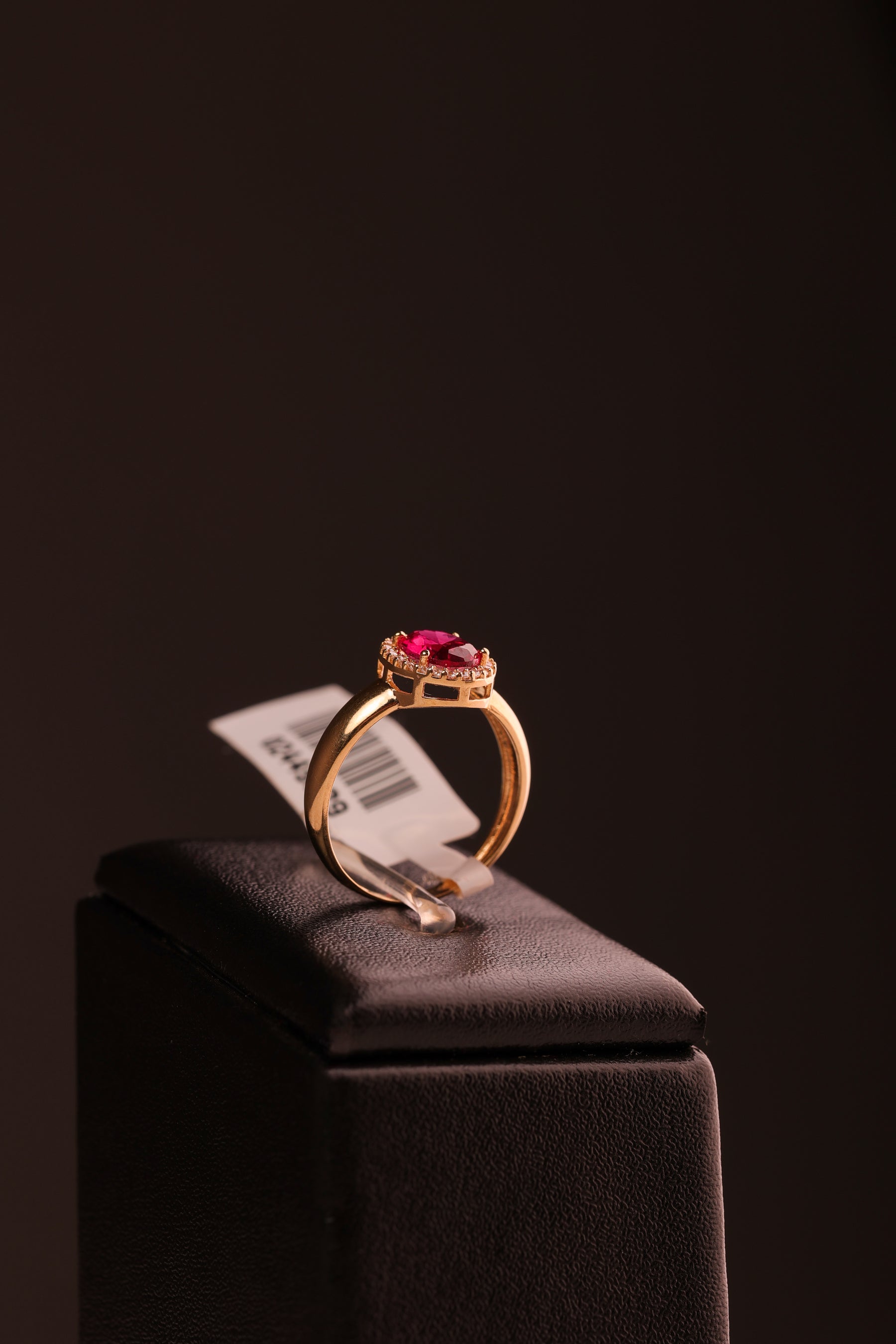 Anel de Formatura com Cristal Vermelho e Cristais N17 em Ouro 18K