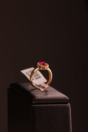 Anel de Formatura com Cristal Vermelho e Cristais N17 em Ouro 18K