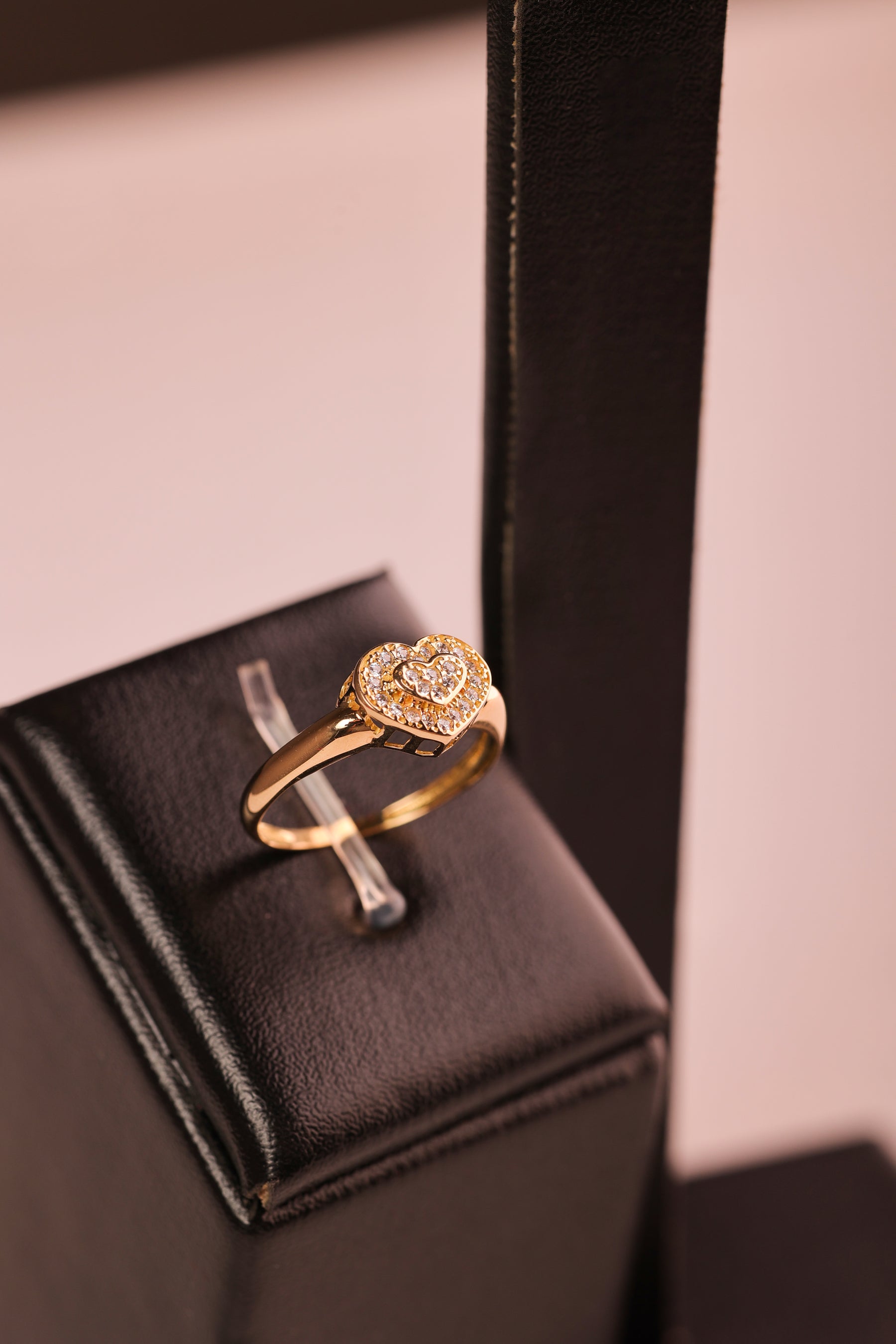 Anel Corações Pavê com Cristais em Ouro 18K – Joia Premium N° 17