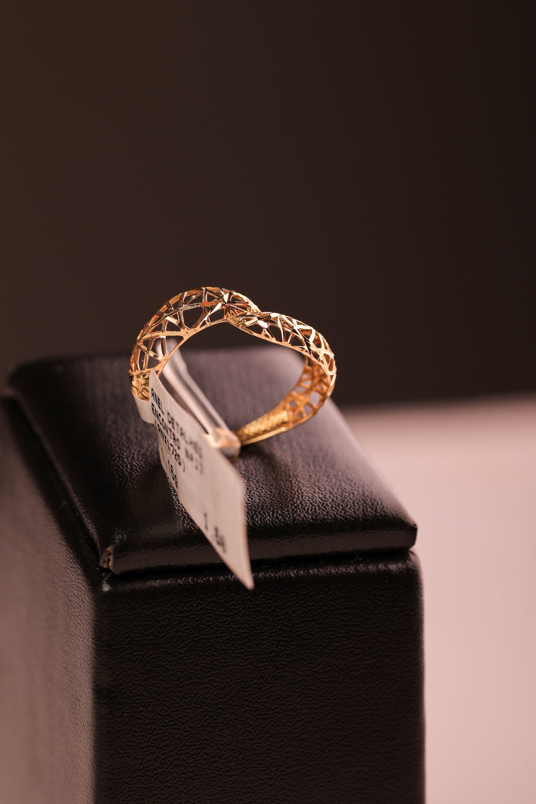 Anel Detalhes Encontro em Ouro 18K – Joia Delicada