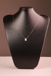 Escapulário Cartier Dupla Face em Ouro 18K – Joia Premium