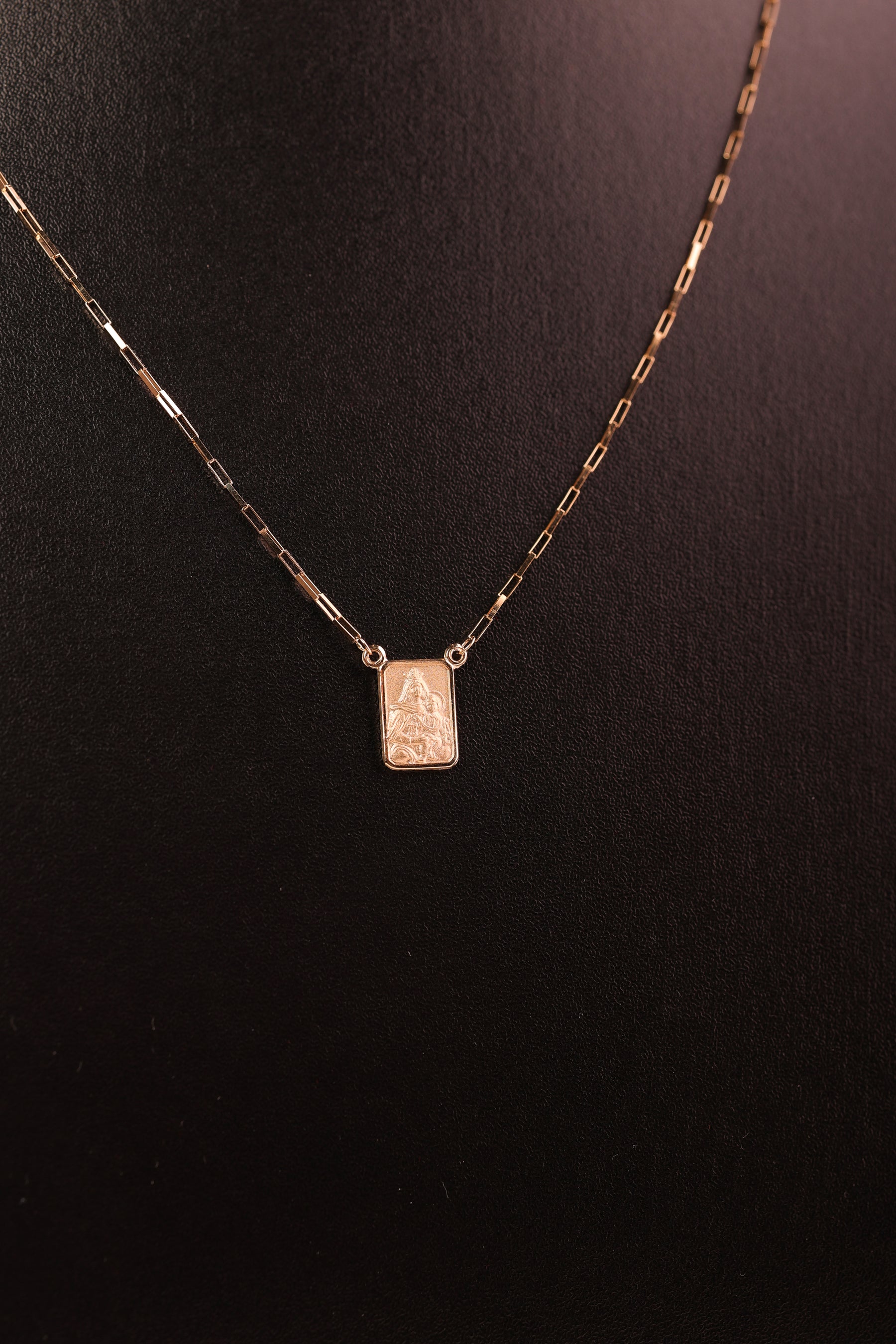 Escapulário Cartier Dupla Face em Ouro 18K – Joia Premium