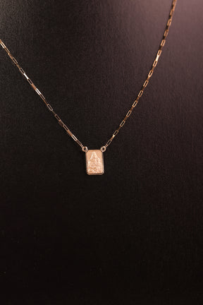 Escapulário Cartier Dupla Face em Ouro 18K – Joia Premium