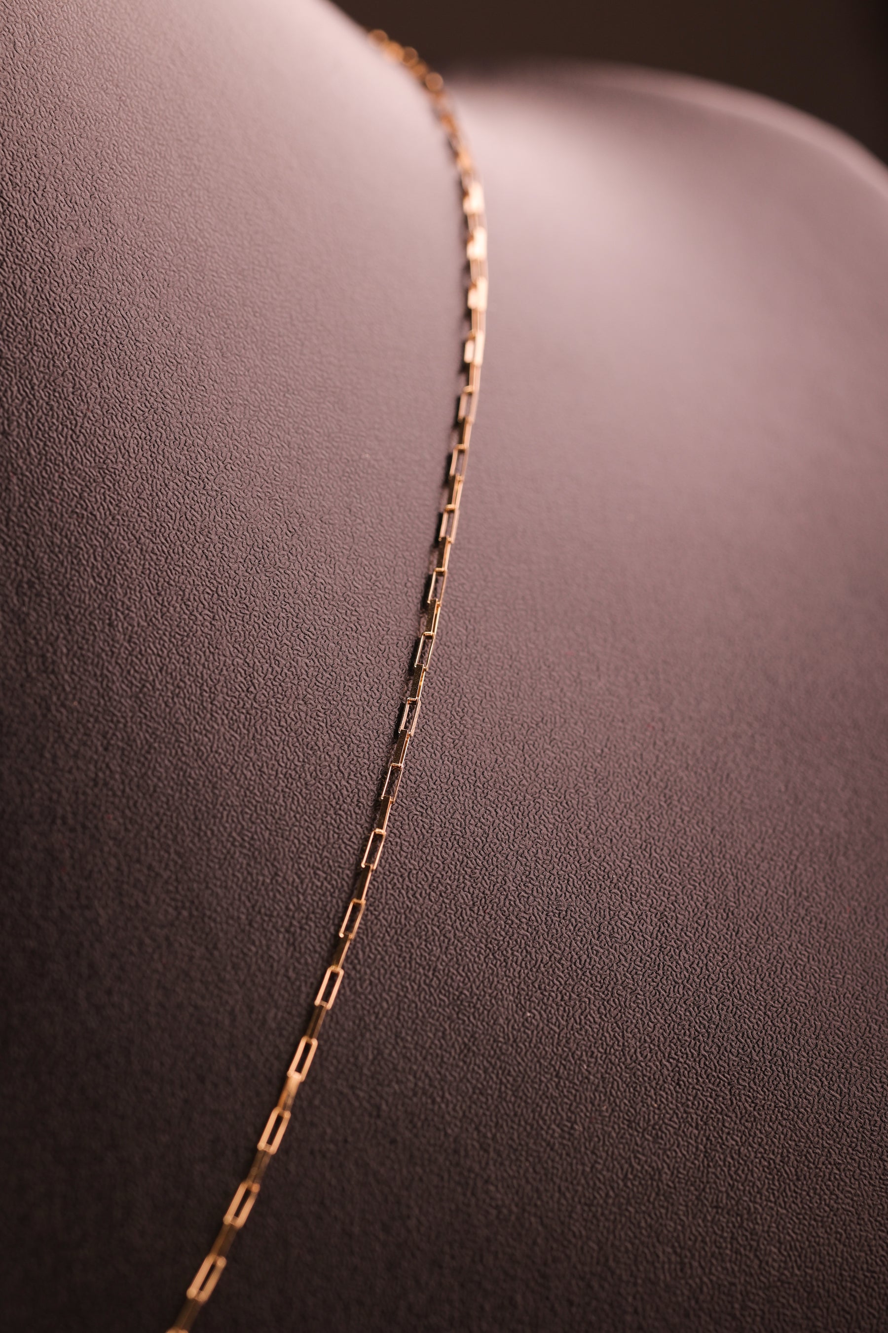 Escapulário Cartier Dupla Face em Ouro 18K – Joia Premium