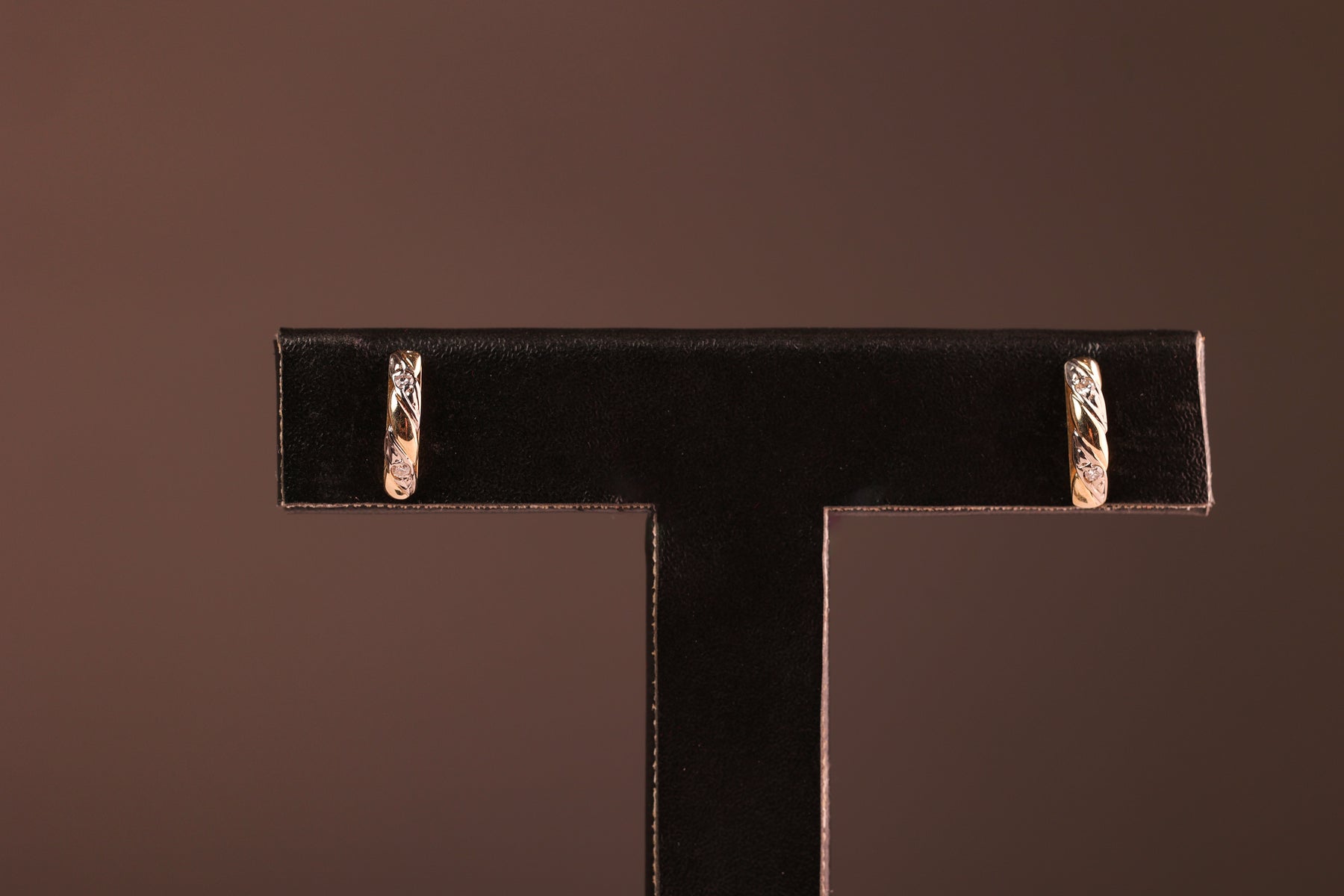Brinco Detalhes Rod com 4 Brilhantes em Ouro 18K