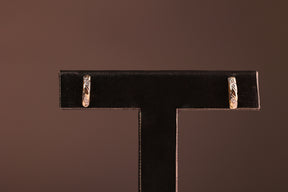 Brinco Detalhes Rod com 4 Brilhantes em Ouro 18K