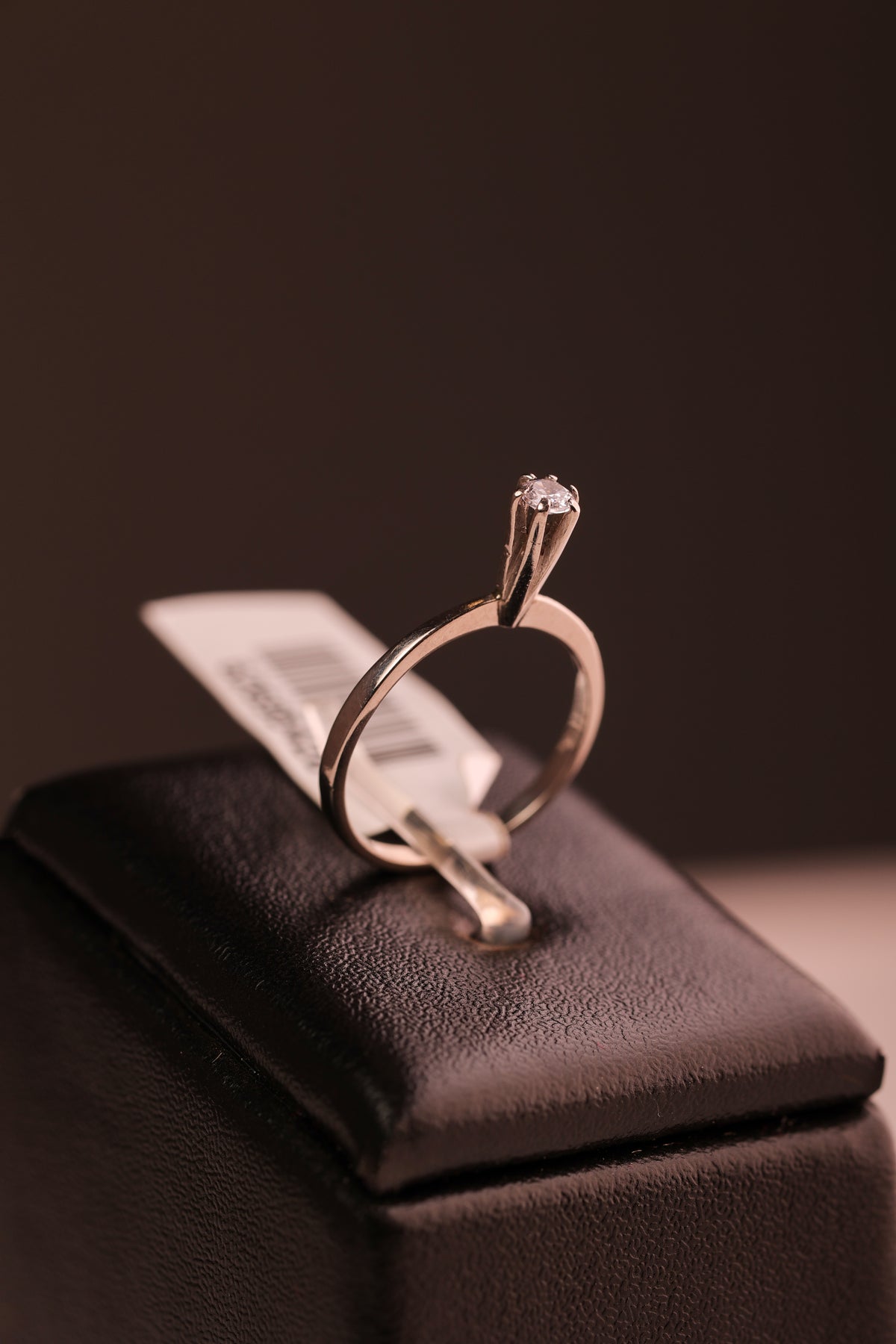 Anel Solitário em Ouro Branco com Cristal