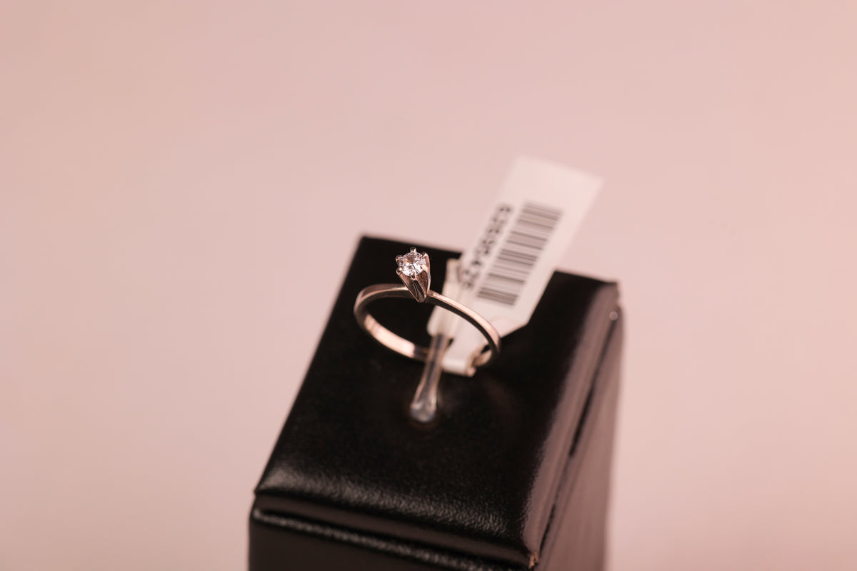 Anel Solitário em Ouro Branco com Cristal