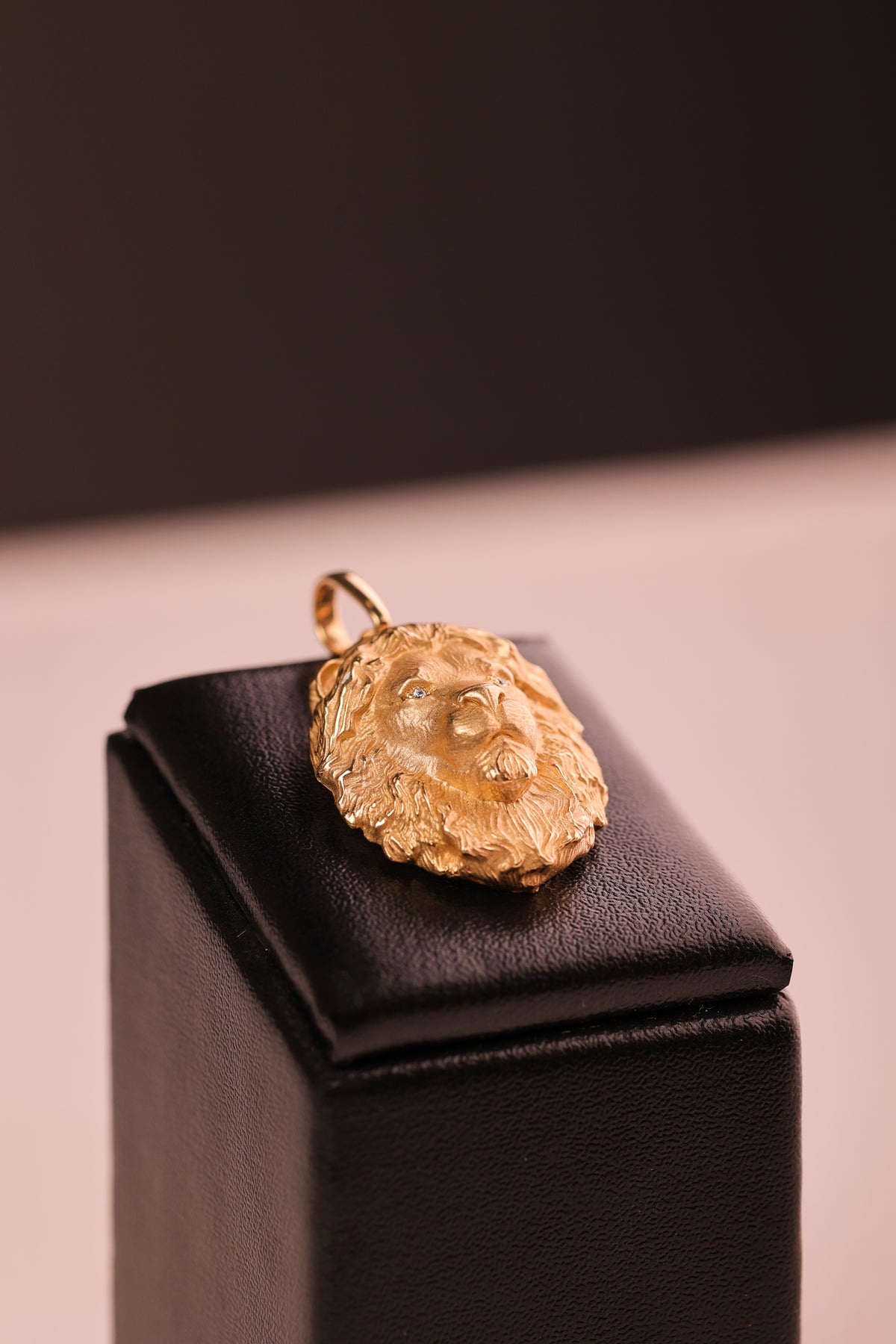 Pingente Cara de Leão em Ouro 18K – Joia Premium