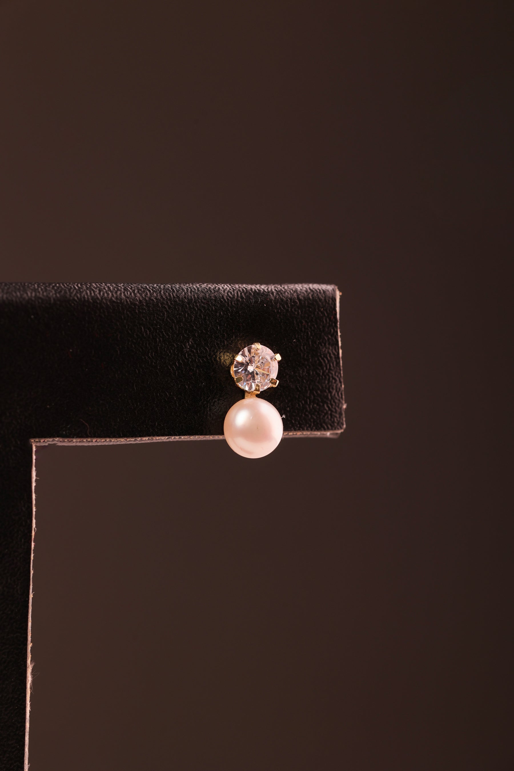 Brinco Cristal e Pérola 5 mm em Ouro 18K