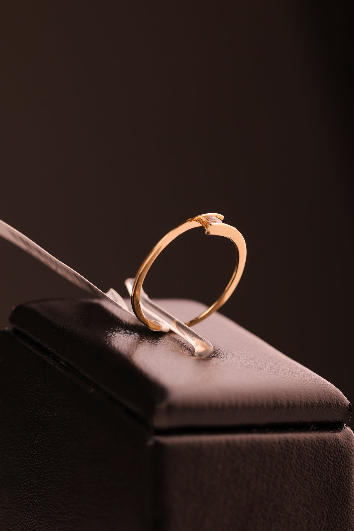 Anel Solitário Cristal Encontros em Ouro 18K – Joia Delicada