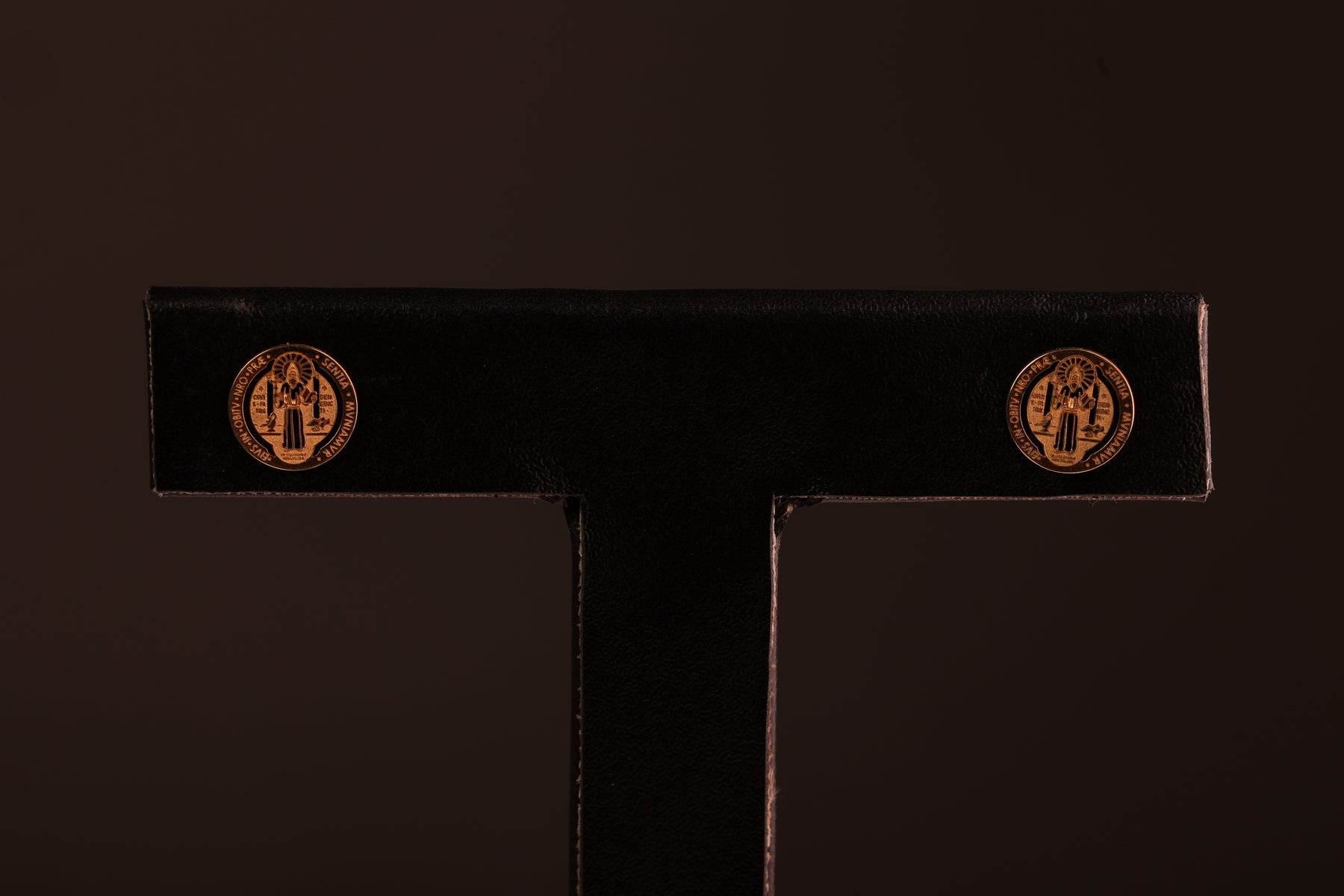Brinco Medalha São Bento em Ouro 18K