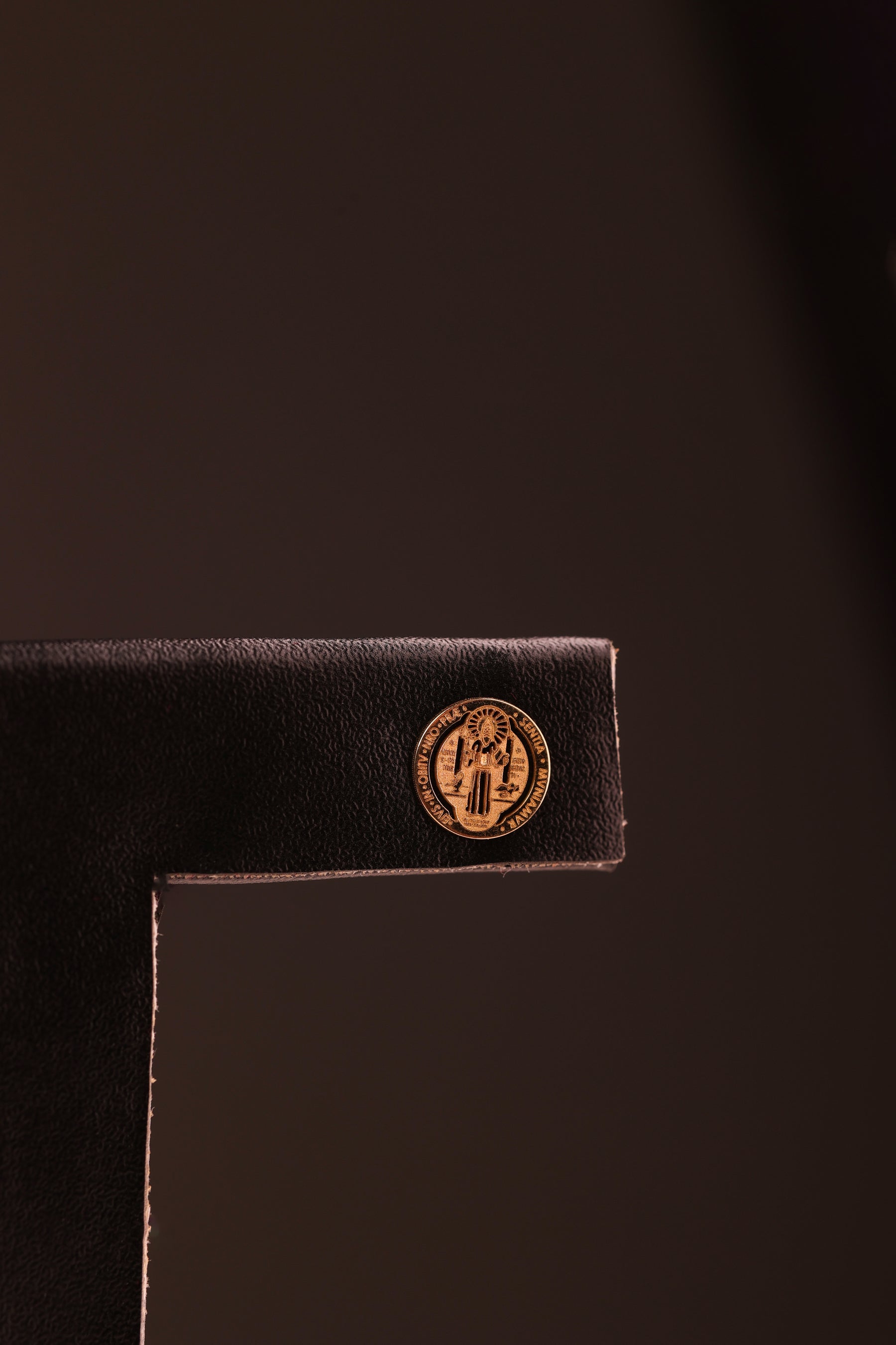 Brinco Medalha São Bento em Ouro 18K