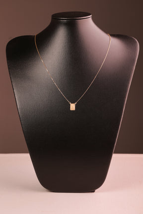 Escapulário Cartier Cadeado Face Única em Ouro 18K