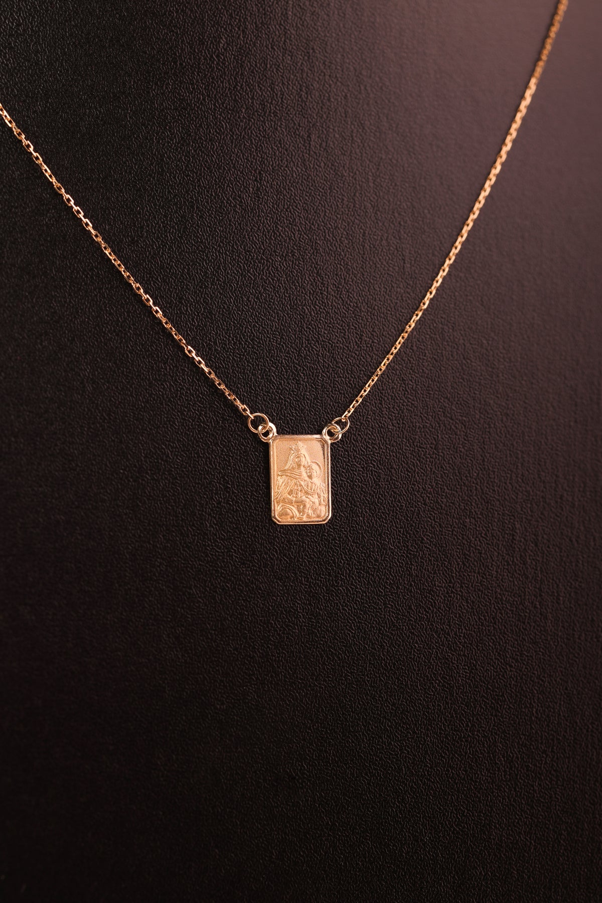 Escapulário Cartier Cadeado Face Única em Ouro 18K