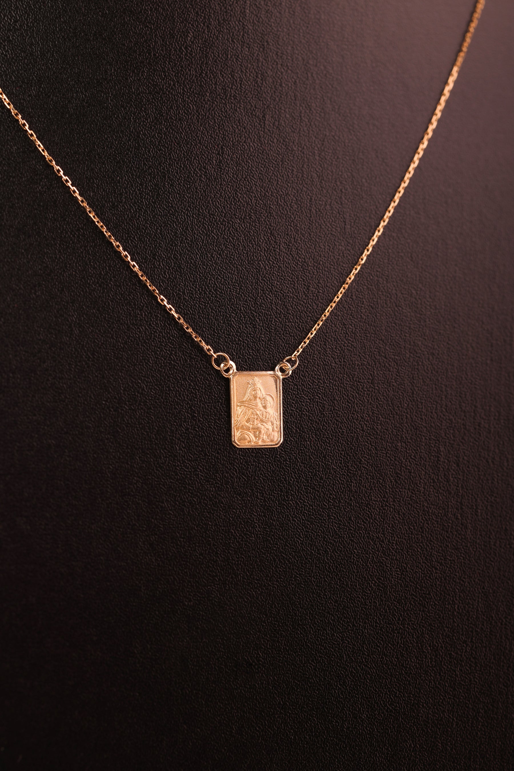 Escapulário Cartier Cadeado Face Única em Ouro 18K