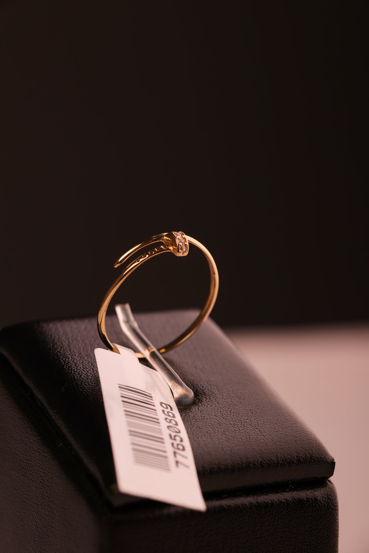 Anel Prego com Detalhes em Cristais em Ouro 18K