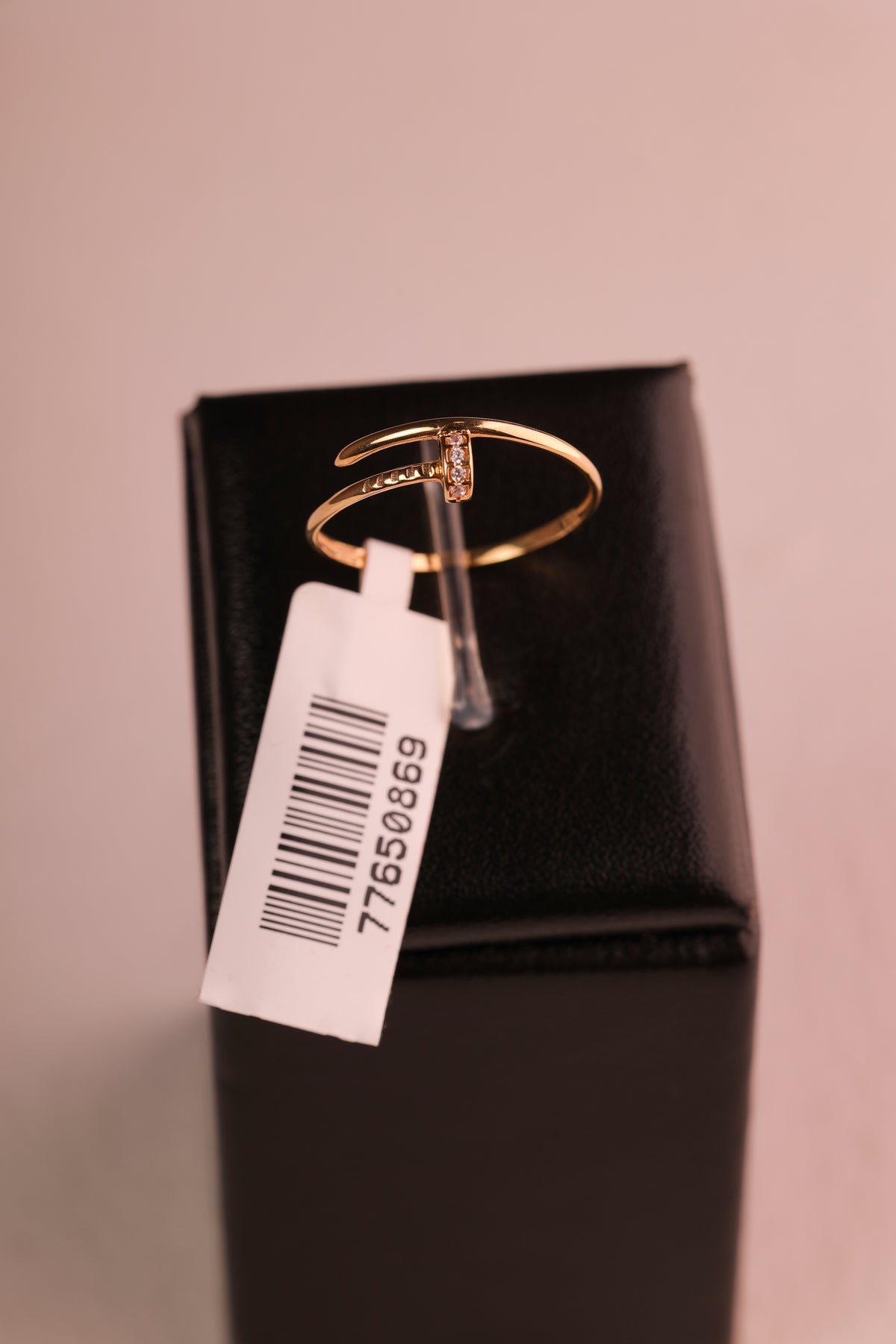 Anel Prego com Detalhes em Cristais em Ouro 18K