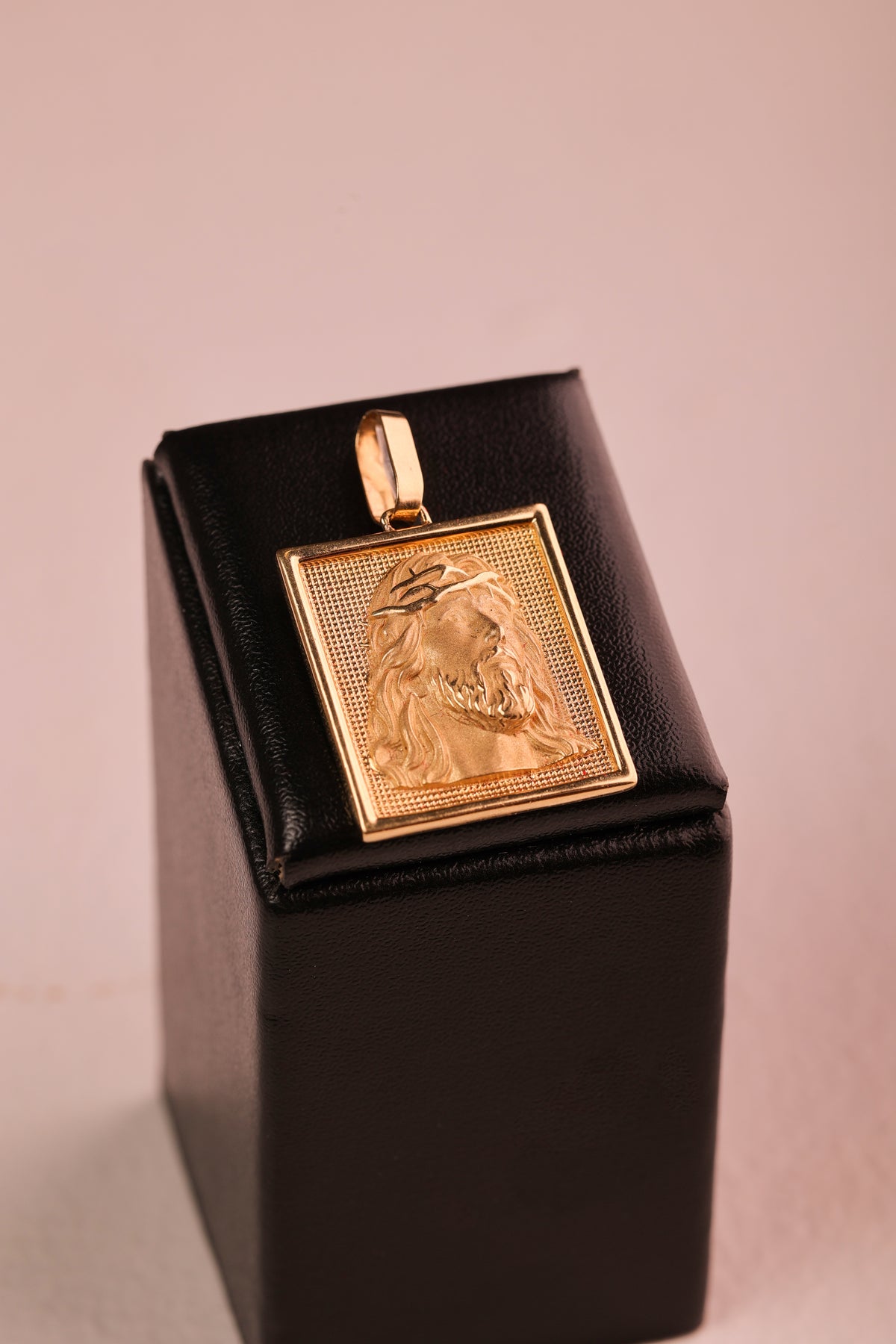 Pingente Medalha Face de Cristo em Ouro 18K