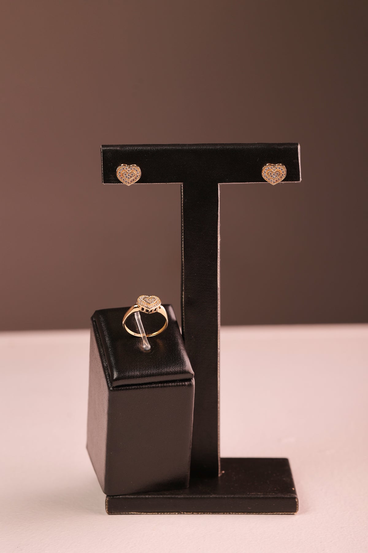 Brinco Corações Pavê com Cristais em Ouro 18K – Joia Premium