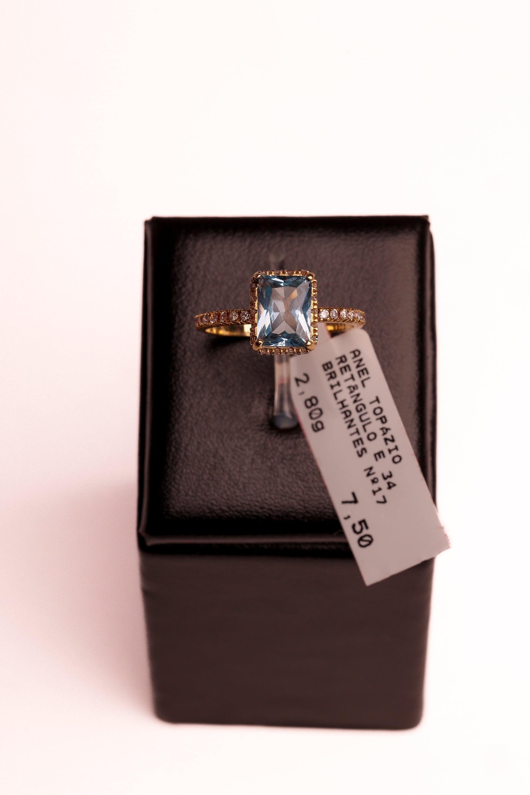 Anel Topázio Retângulo com 34 Brilhantes em Ouro 18K – Joia Premium N° 17 | 2,80 g