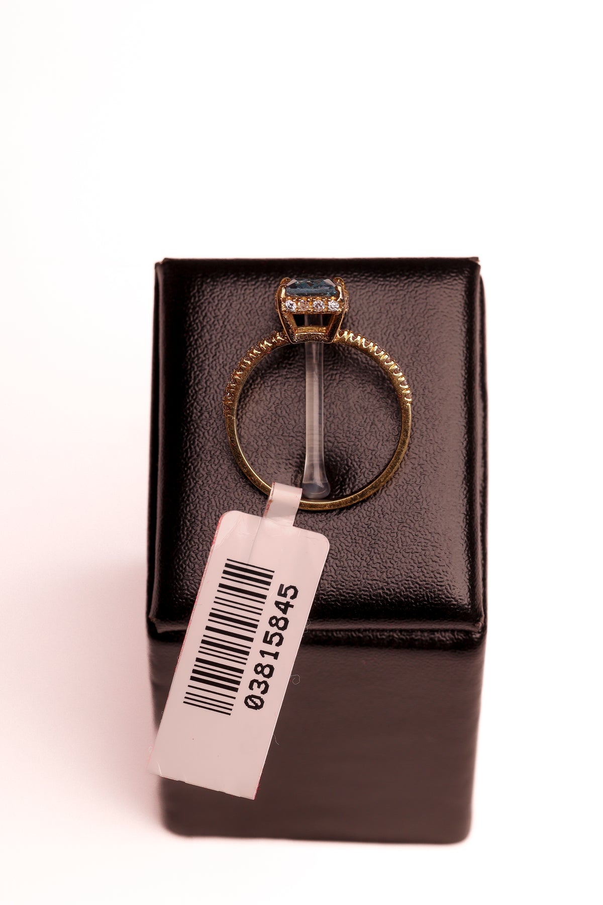 Anel Topázio Retângulo com 34 Brilhantes em Ouro 18K – Joia Premium N° 17 | 2,80 g