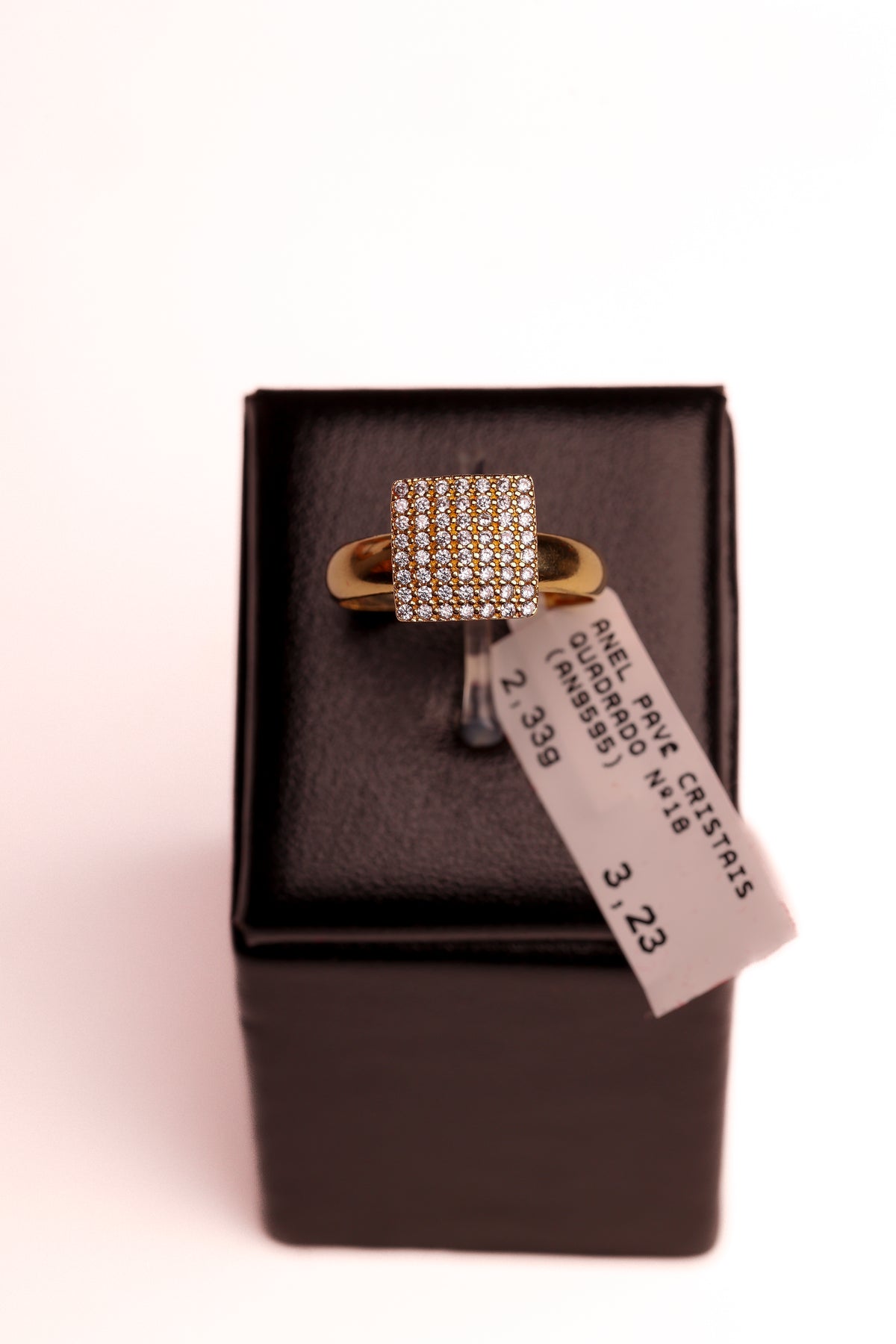 Anel Pavê Cristais Quadrado em Ouro 18K – Joia Premium N° 18 | 2,33 g