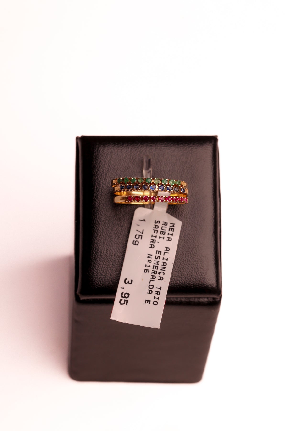 Meia Aliança Trio Rubi, Esmeralda e Safira em Ouro 18K – Nº 16 | Joia Premium 1,75 g