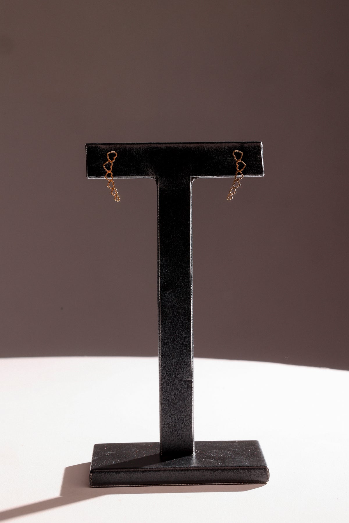 Brinco Corações Vazados Earcuff em Ouro 18K – Joia Premium