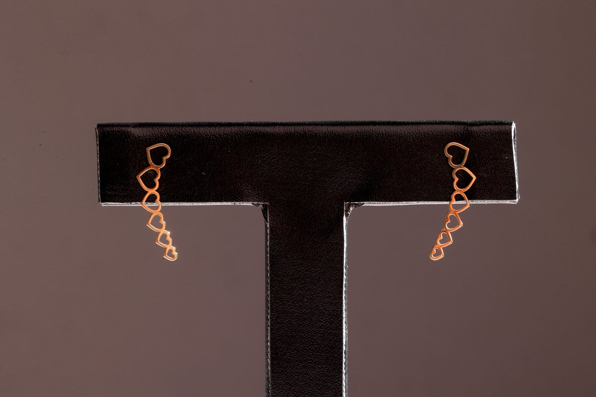 Brinco Corações Vazados Earcuff em Ouro 18K – Joia Premium
