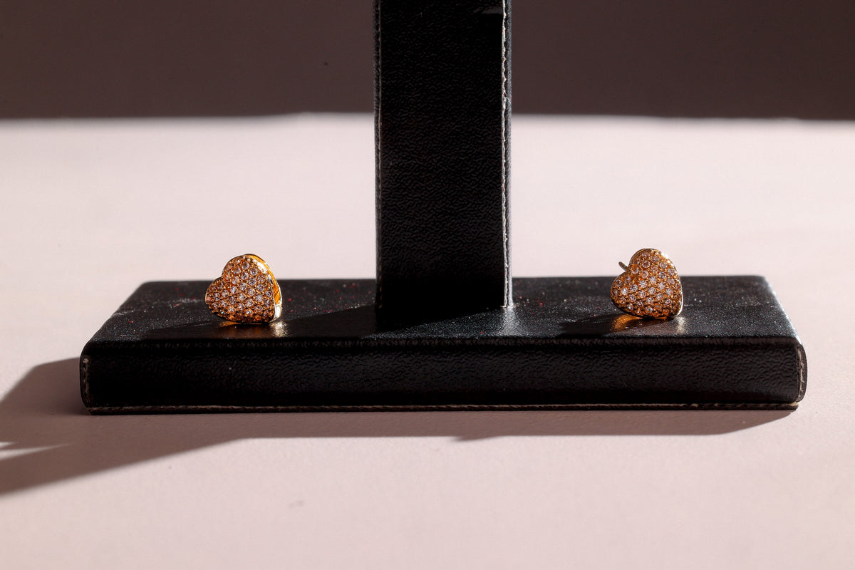 Brinco Coração com Cristais em Ouro 18K – Joia Premium 2,07 g