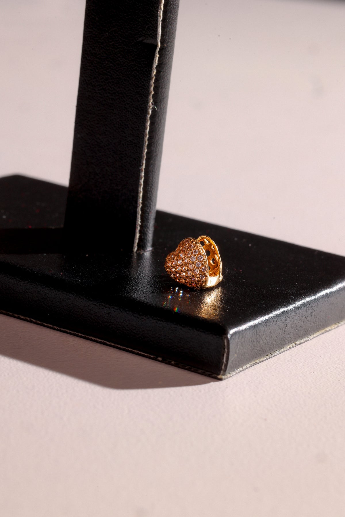 Brinco Coração com Cristais em Ouro 18K – Joia Premium 2,07 g